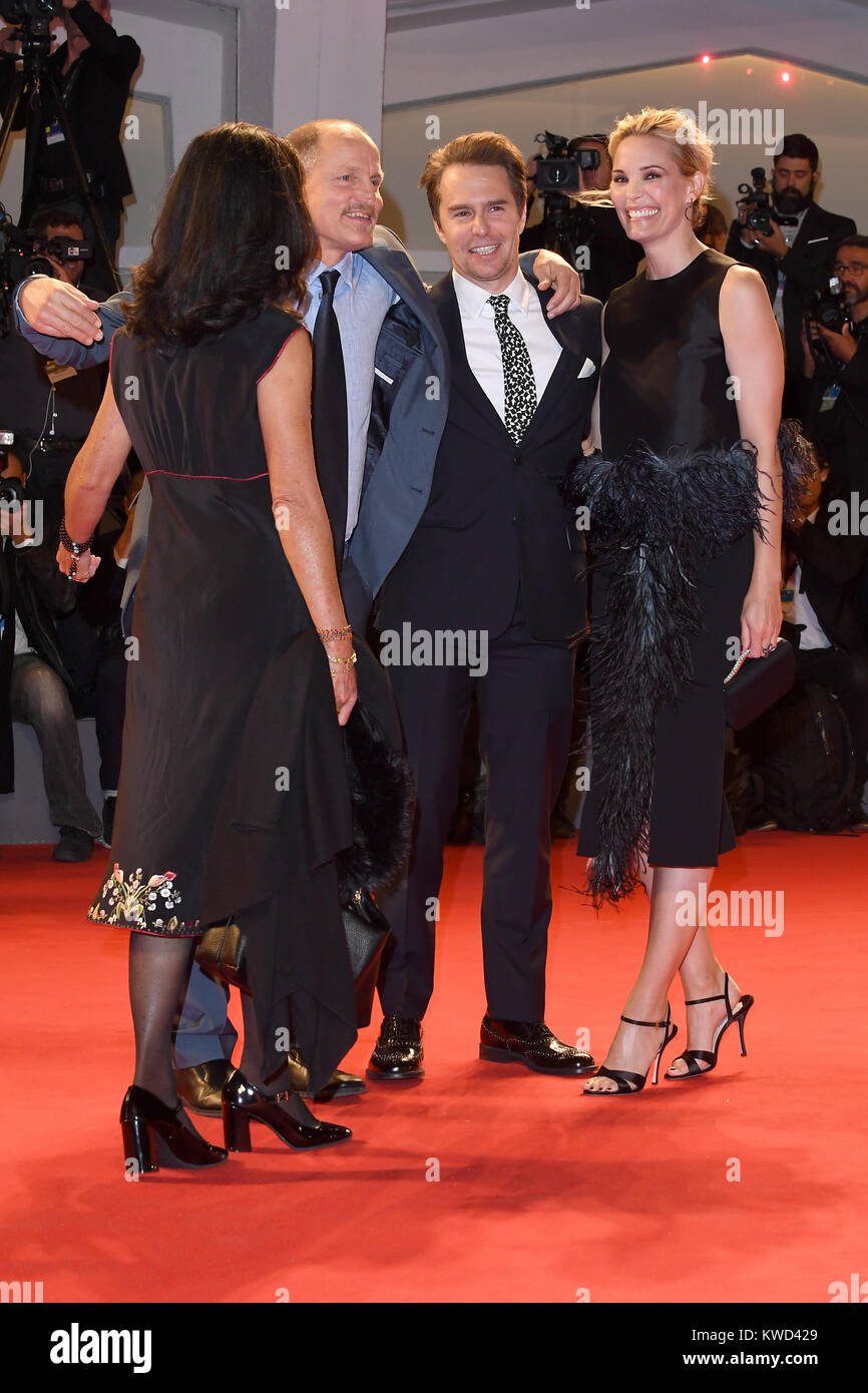 Laura Louie, Woody Harrelson, Sam Rockwell und Leslie Bibb an der Premiere für drei Anzeigentafeln außerhalb Ebbing, Missouri. © Paul Treadway Stockfoto