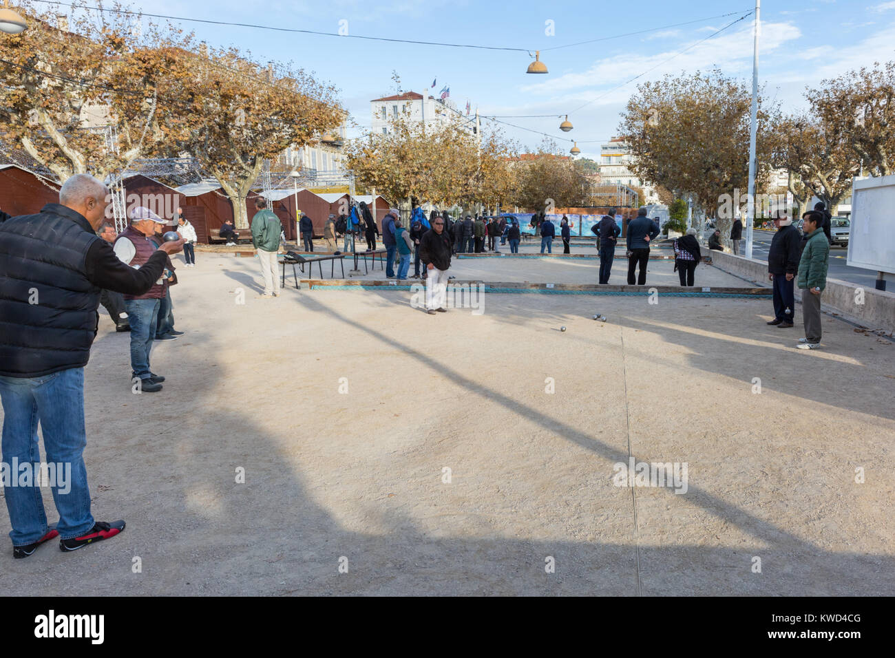 Gruppe der Männer spielen Boule oder Pétanque, ein typisch französisches Kugelspiel, in Cannes, Côte d'Azur, Südfrankreich Stockfoto