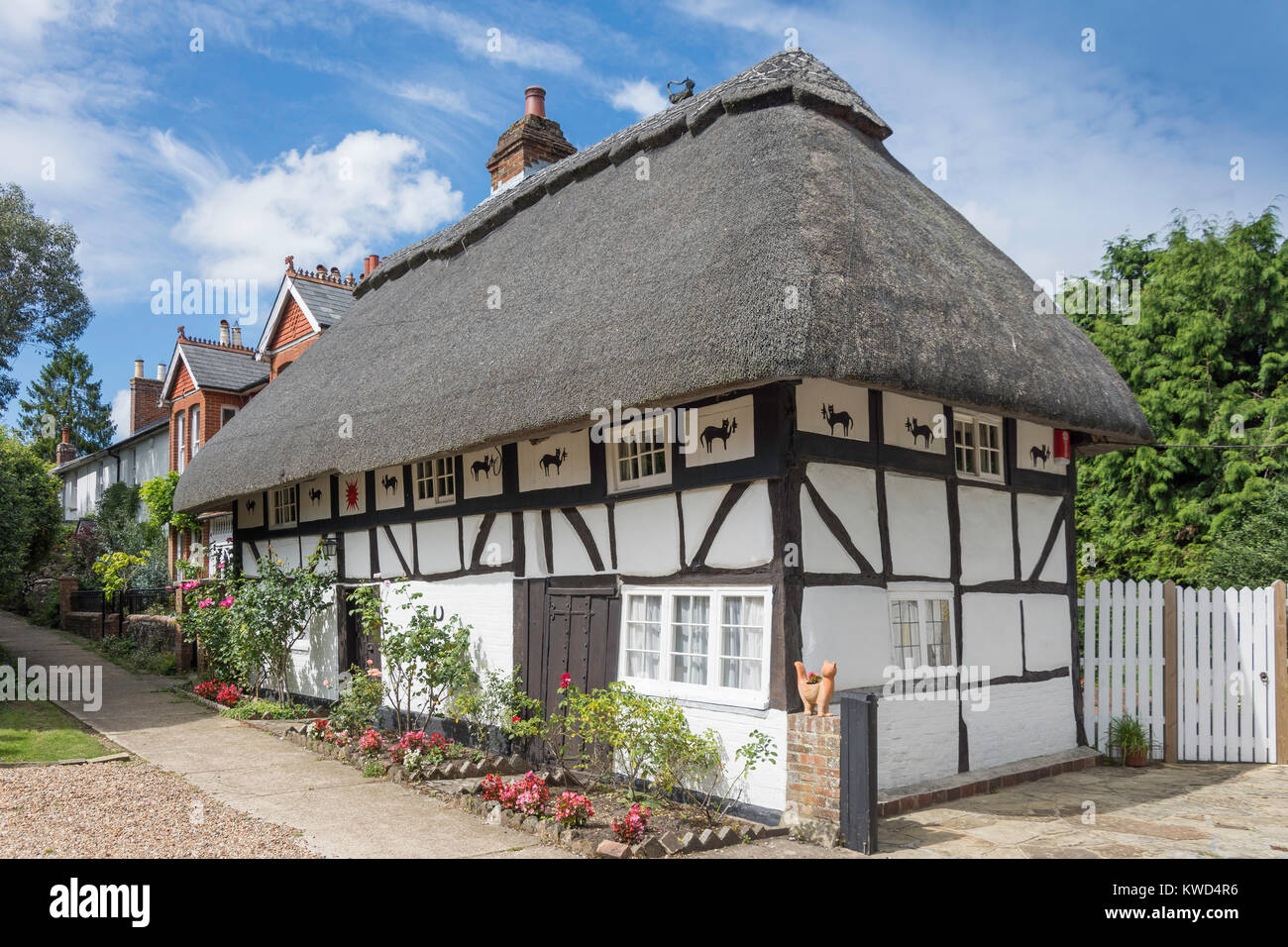 Fachwerkhaus aus dem 16. Jahrhundert "das Katzenhaus", Kirche Terrasse, Montgomery, West Sussex, England, Vereinigtes Königreich Stockfoto