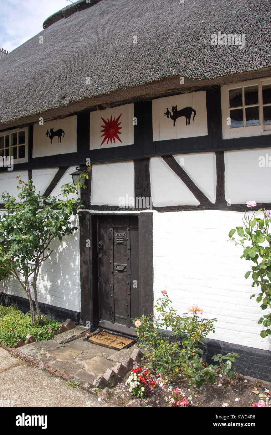 Eingang des 16. Jahrhunderts Fachwerk' Die Katze Haus", Kirche Terrasse, Montgomery, West Sussex, England, Vereinigtes Königreich Stockfoto