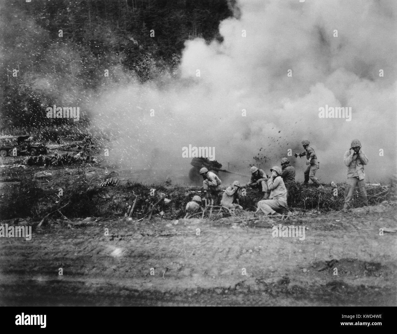Us-Marines starten ein 4,5 Rakete Trommelfeuer gegen die chinesischen Kommunisten im koreanischen Krieg kämpfen. Ca. 1951. Koreakrieg, 1950-1953. (BSLOC 2014 11 115) Stockfoto