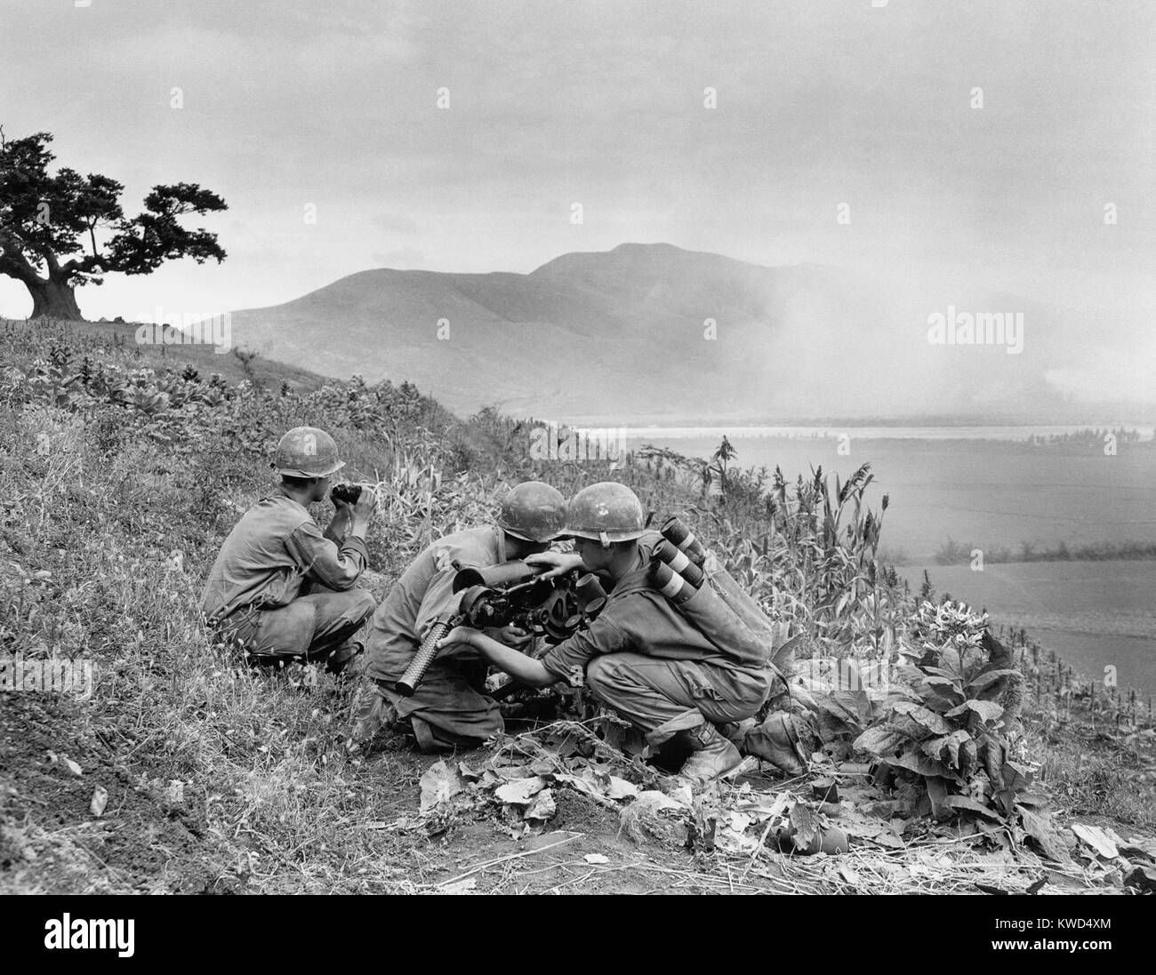 Us-Soldaten Klopfen aus einem Maschinengewehr Nest der Kommunisten mit ihren 57-mm-Kanone. 24 Infanterie Division. Ca. 1953. Koreakrieg, 1950-1953. (BSLOC 2014 11 127) Stockfoto