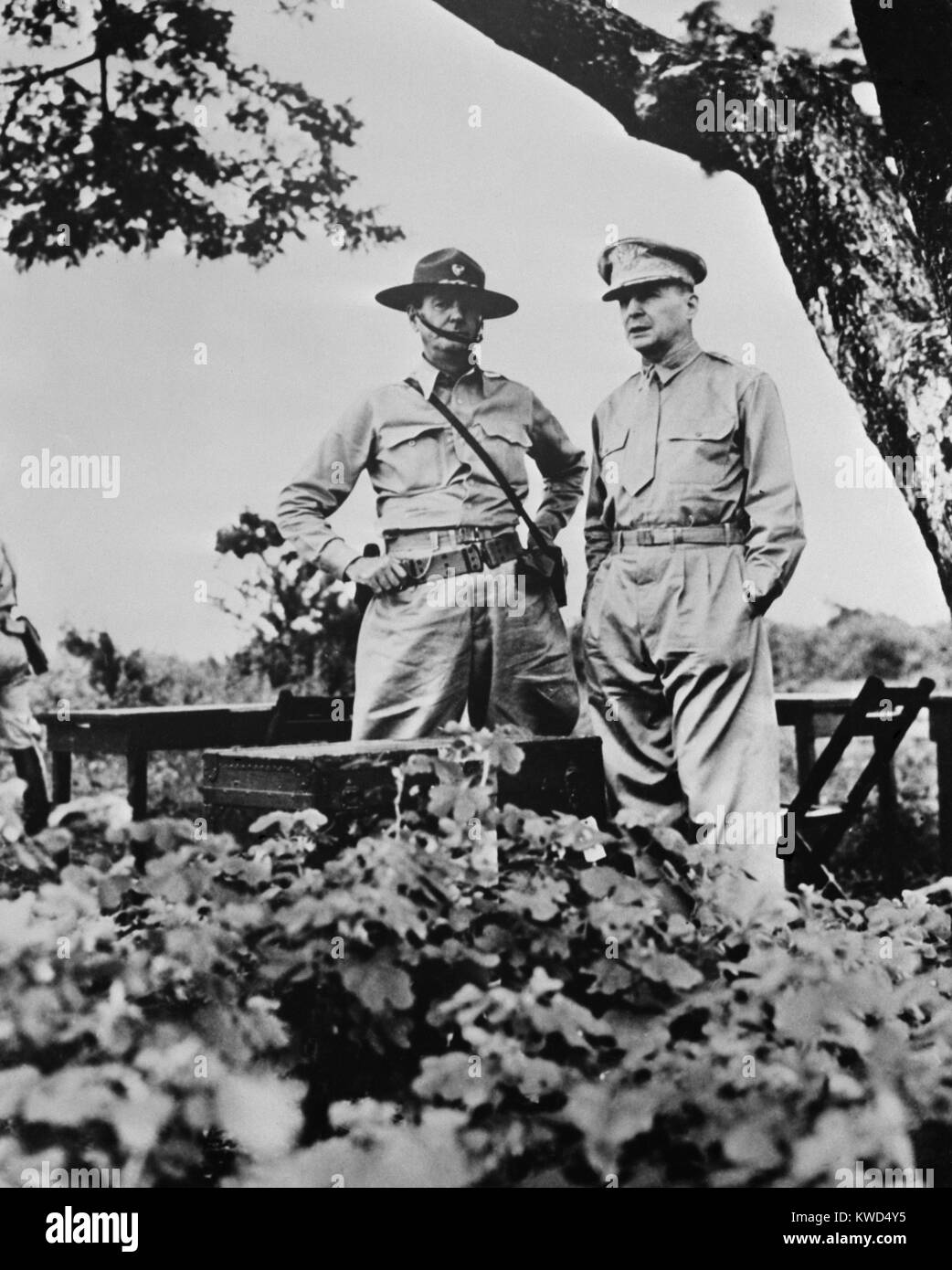 General Douglas MacArthur (rechts) hier mit Major General Jonathan Wainwright in den Philippinen vor dem Zweiten Weltkrieg 2. Ca. 1940/41. Wainwright wurde Alliierte Befehlshaber in den Philippinen, wenn MacArthur in Australien bestellt wurde. Beaufsichtigte er Widerstand und endgültige Hingabe seiner Kräfte in Japan im Juni 1942. (BSLOC_2014_11_131) Stockfoto