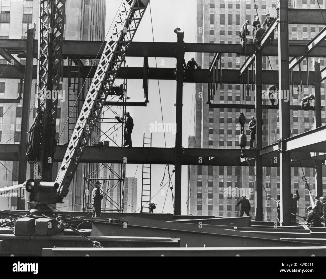 Eisen Arbeiter erhöhen Stahl im 32. Stock des Esso-Gebäude in New York City. 1954 (BSLOC 2014 13 225) Stockfoto