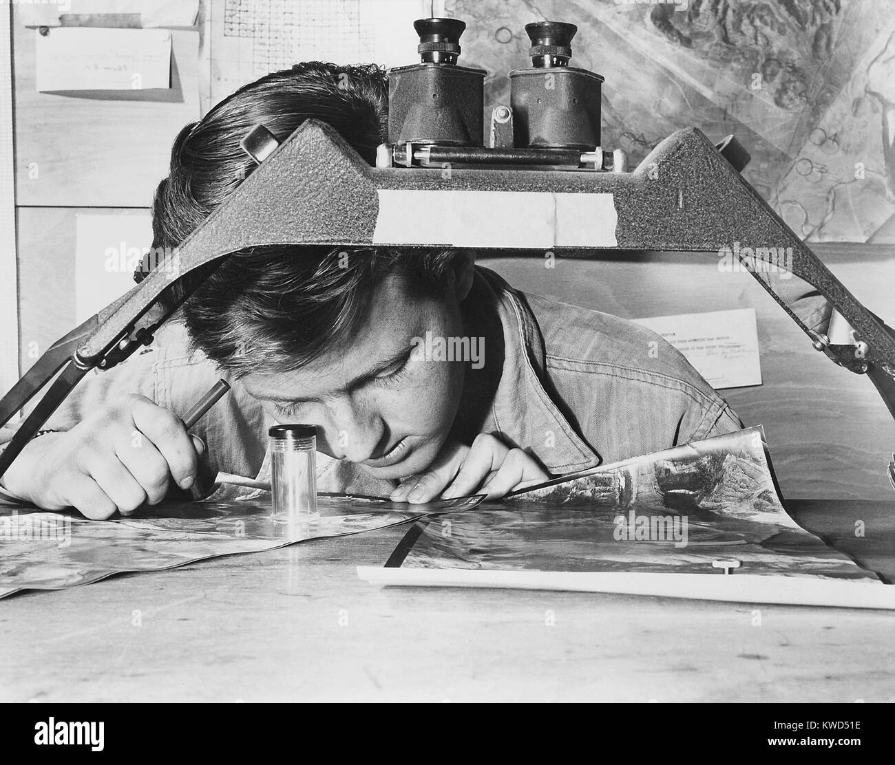 Us Air Force Sergeant Studien eine Aufklärung Foto eines kommunistischen gun Position. Seine Berichte über Rote flak sind im Briefing Fighter-Bomber Piloten wie am besten stark verteidigte Ziele zu nähern. Koreakrieg, 1950-1953. (BSLOC 2014 11 153) Stockfoto