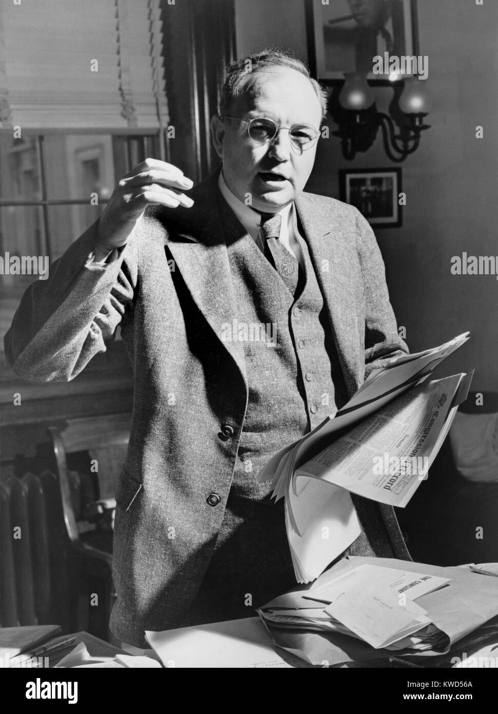 Senator James Eastland von Mississippi holding Papier und gestikulierend für einen news Fotograf in 1946. Er hielt seinen Senat Sitz für 35 Jahre, und kämpfte gegen die bürgerlichen Rechte Gesetzgebung von den 1940er bis 1960er Jahre. (BSLOC 2014 13 51) Stockfoto