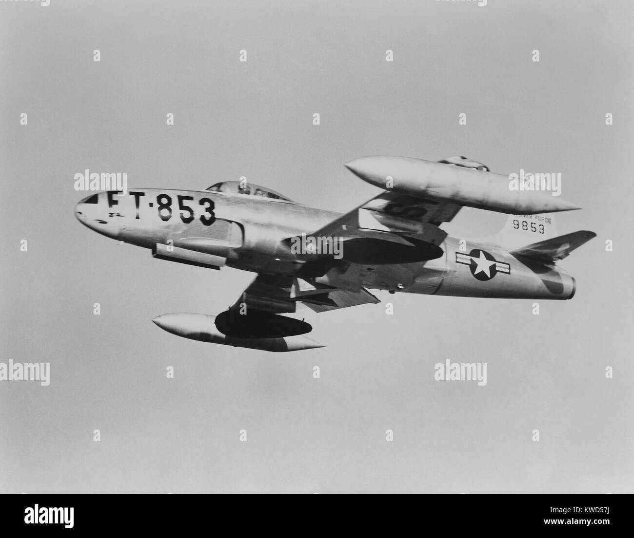 US-F-80-Kampfjet mit Napalm in dunklen farbigen Flügeltanks fünfundsiebzig Gallonen. Korea-Krieg 1950-53. (BSLOC 2014 11 226) Stockfoto