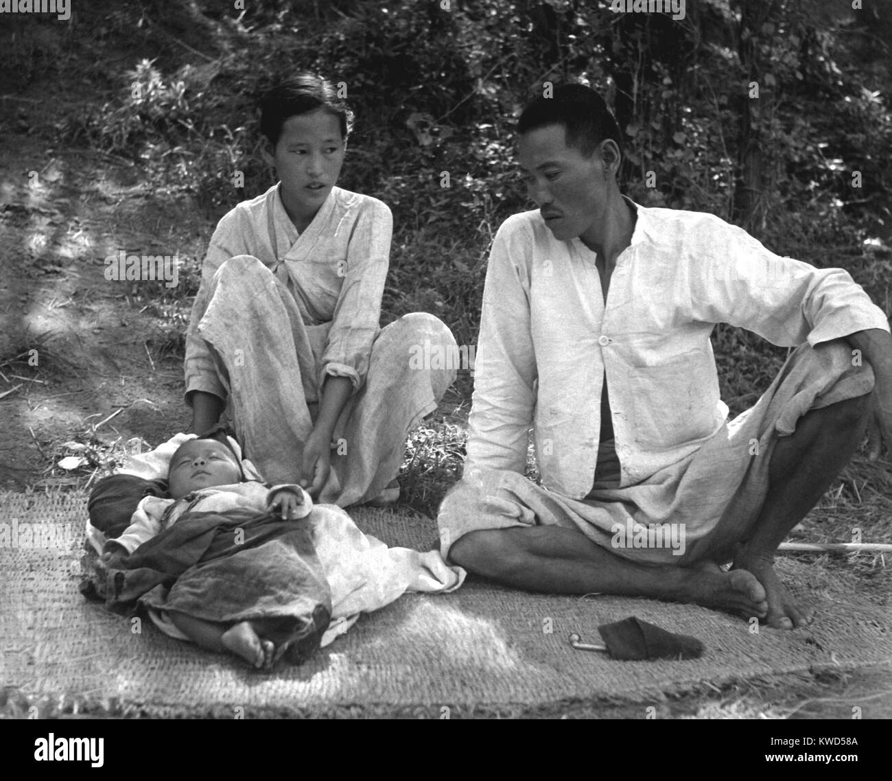 Ein junger Flüchtling-Familie lebt in einem Flüchtlingslager in Changseung-po, Korea. Oktober, 1950. Korea-Krieg 1950-53. (BSLOC 2014 11 241) Stockfoto