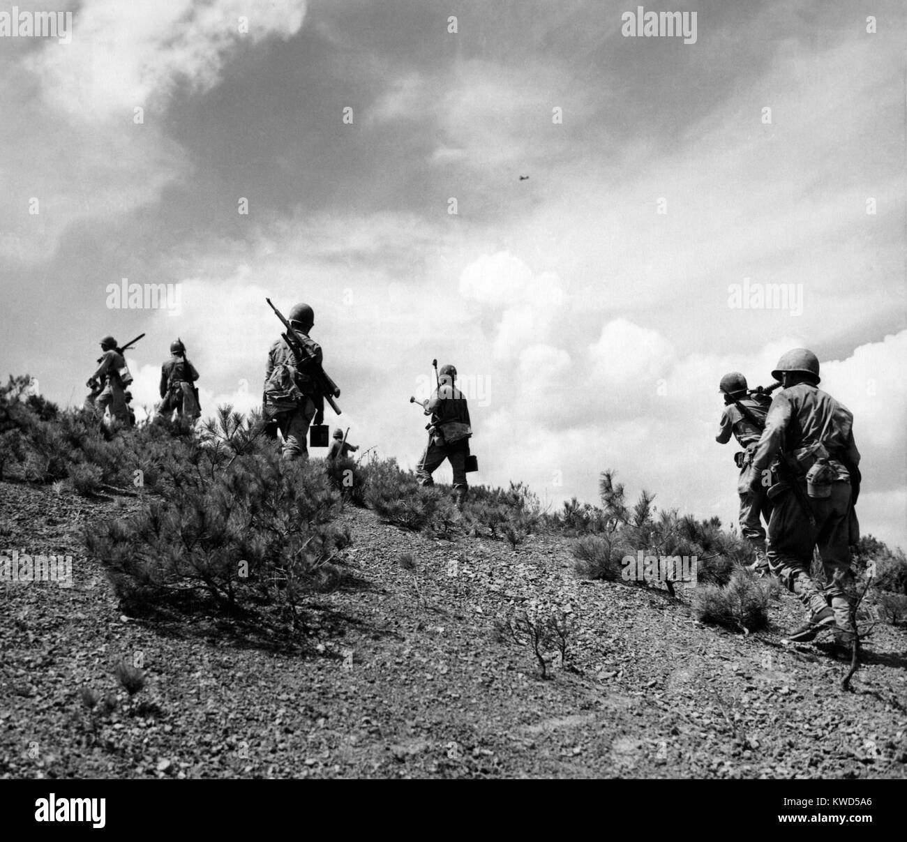 Us-Marines trafen fast keine Opposition, wie Sie überstiegen diese Hügel in der Naktong Fluss. Sept. 4, 1950. Zweite Schlacht der Naktong Fluss, Teil der Schlacht von Pusan Perimeter. Koreakrieg, 1950-1953. (BSLOC 2014 11 29) Stockfoto