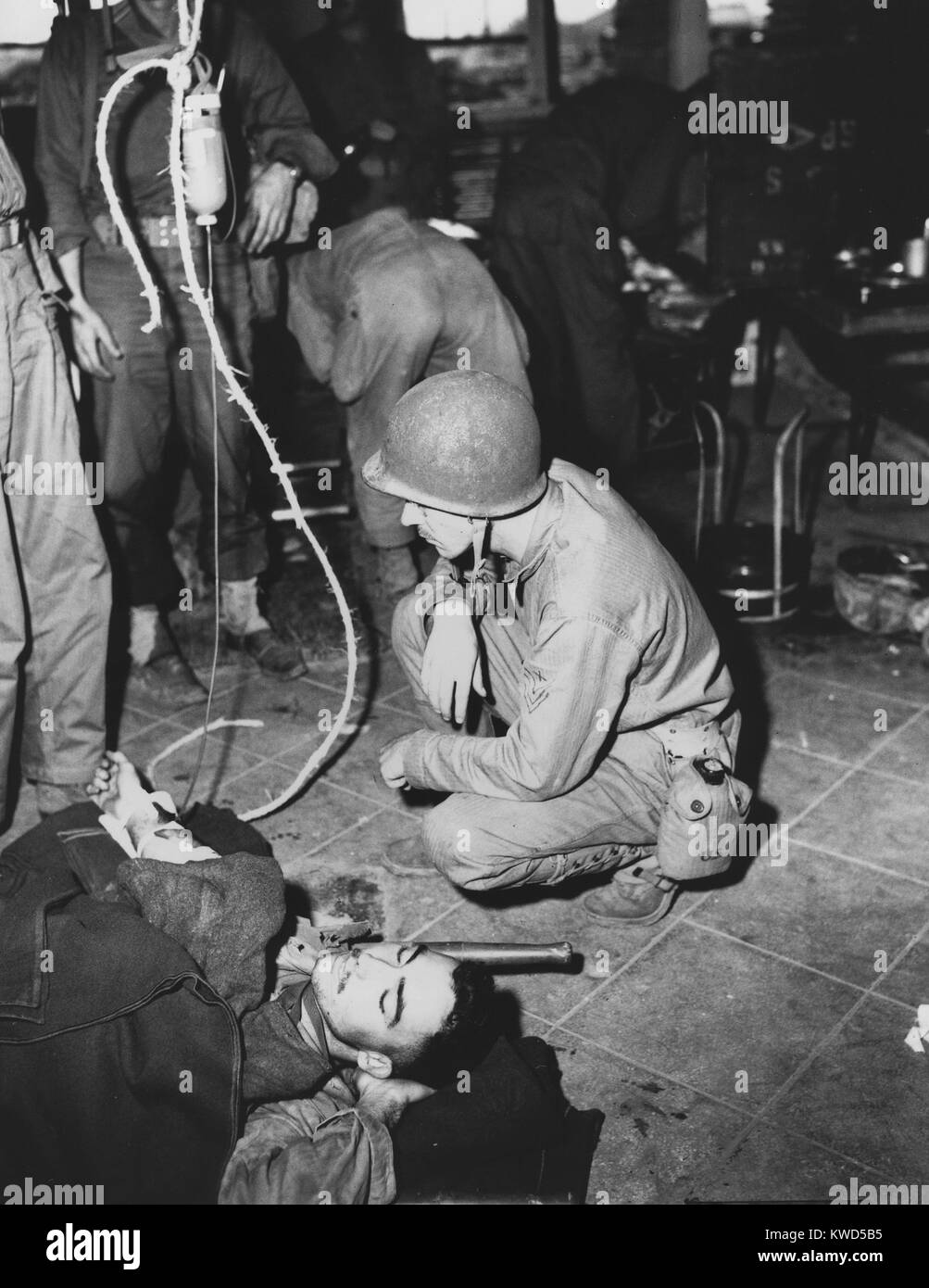 Eine verletzte Marine ist das ganze Blut durch einen Medic an "Gelben Strand 'Inchon, Korea gegeben. Sept. 17, 1950. Nach dem koreanischen Krieg 1950-53. (BSLOC 2014 11 48) Stockfoto