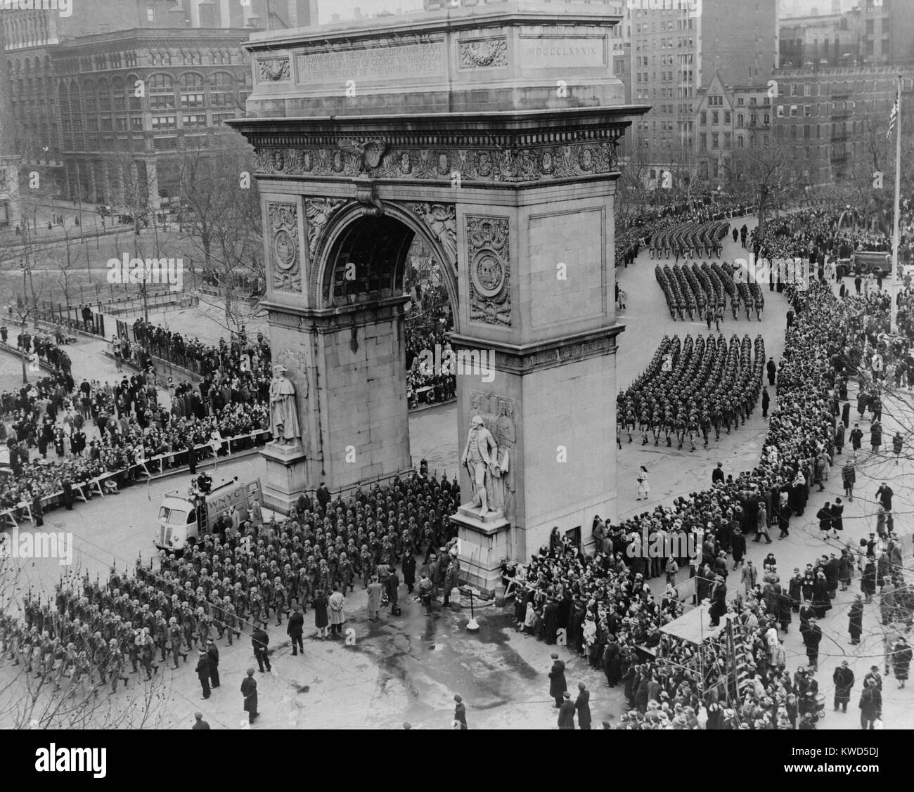 Us-Armee Soldaten marschieren durch Washington Square Arch in New York City. Die vier Kilometer lange Parade begann am Washington Square Park und marschierte auf der Fifth Avenue. Jan. 12, 1946. (BSLOC 2014 13 1) Stockfoto