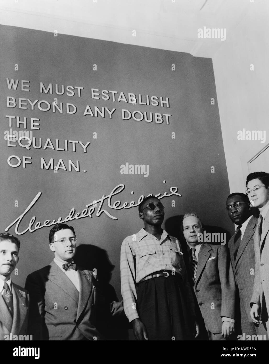 Geblendet Veteran Isaac Woodard mit Walter Weiß der NAACP und anderen Unterstützern. Trotz des nationalen Empörung, dem führenden Angreifer, Leiter der Polizei Linwood Shull, wurde durch eine weiße Jury freigesprochen. 1946. (BSLOC 2014 13 112) Stockfoto