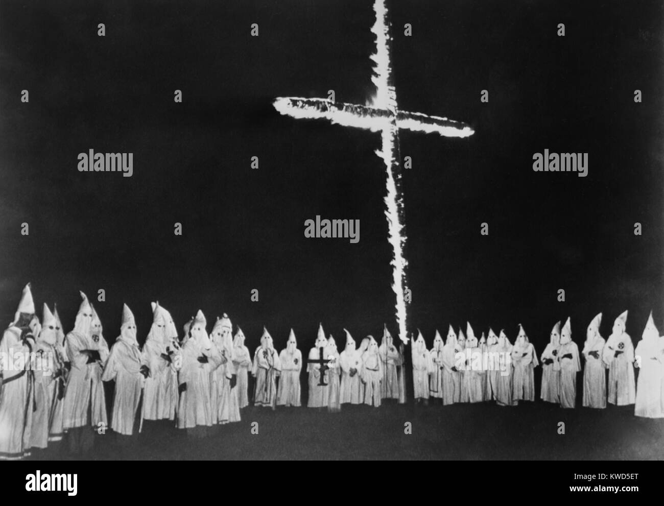 Ku Klux Klan an einem Kreuz brennen in Tennessee. Sept. 4, 1948. Die Klan protestiert Progressive Präsidentschaftskandidaten Henry Wallace werbend in Knoxville, Tennessee. Sept. 4, 1948. (BSLOC 2014 13 121) Stockfoto