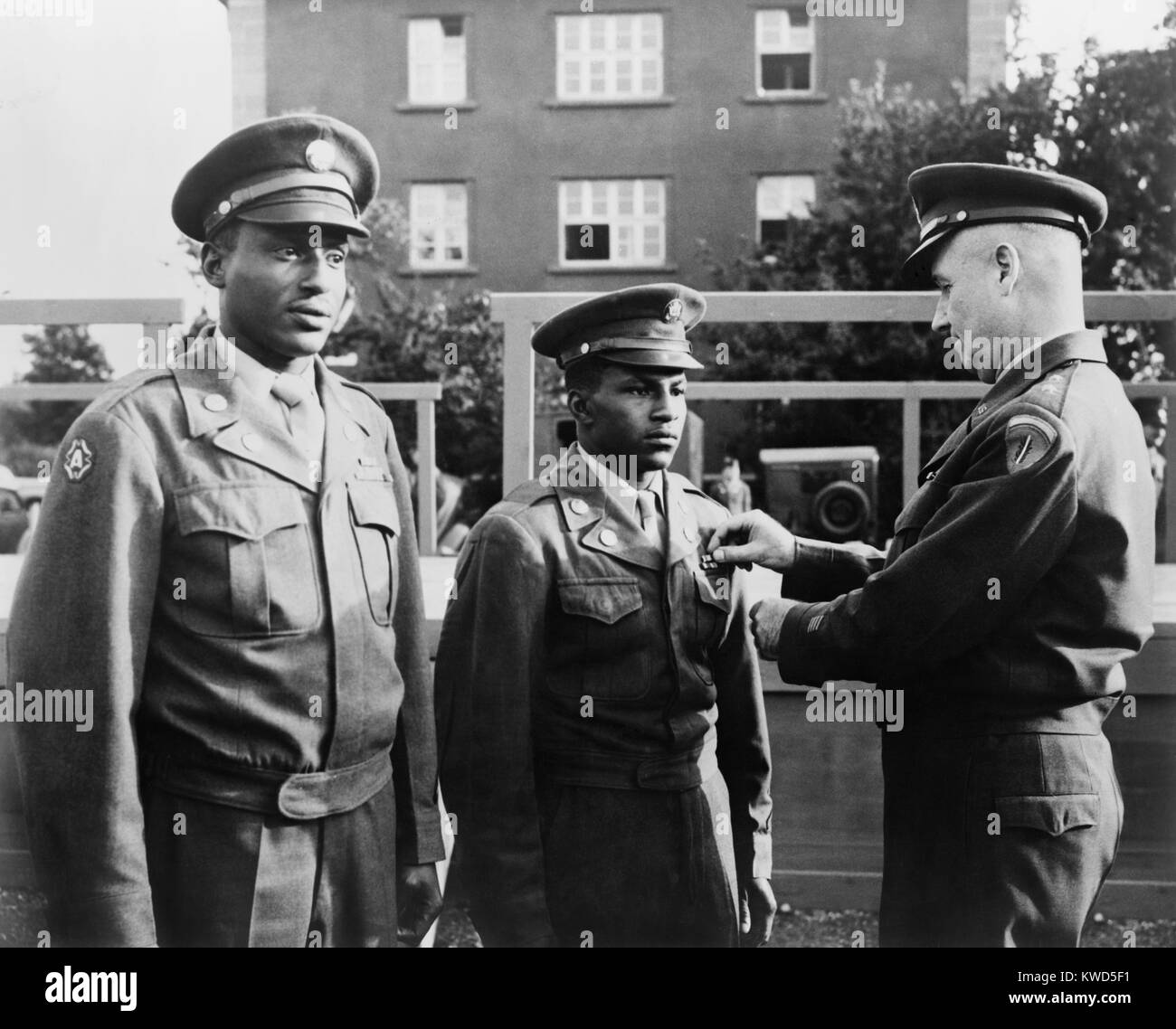 Afrikanische amerikanische Soldaten, Julius Robertson und Richard Langley geehrt. Sie erhielten die Auszeichnung für verdienstvolle Leistung während der Berliner Luftbrücke von Major General Carter B. Magruder. Sept. 17, 1948. (BSLOC 2014 13 124) Stockfoto