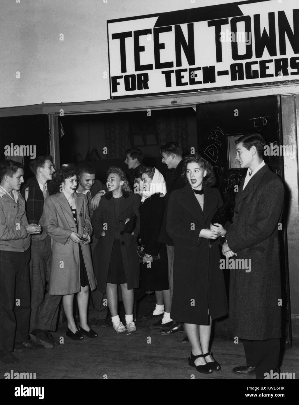 Jugendliche sammeln bei Teen Town Recreation Halle in Oak Ridge, Tennessee. Die Stadt hatte eigene EU-Einrichtungen für Weiße und Afrikanische amerikanische Teenager. November 29, 1945. Foto von Ed Westcott. (BSLOC 2014 13 178) Stockfoto