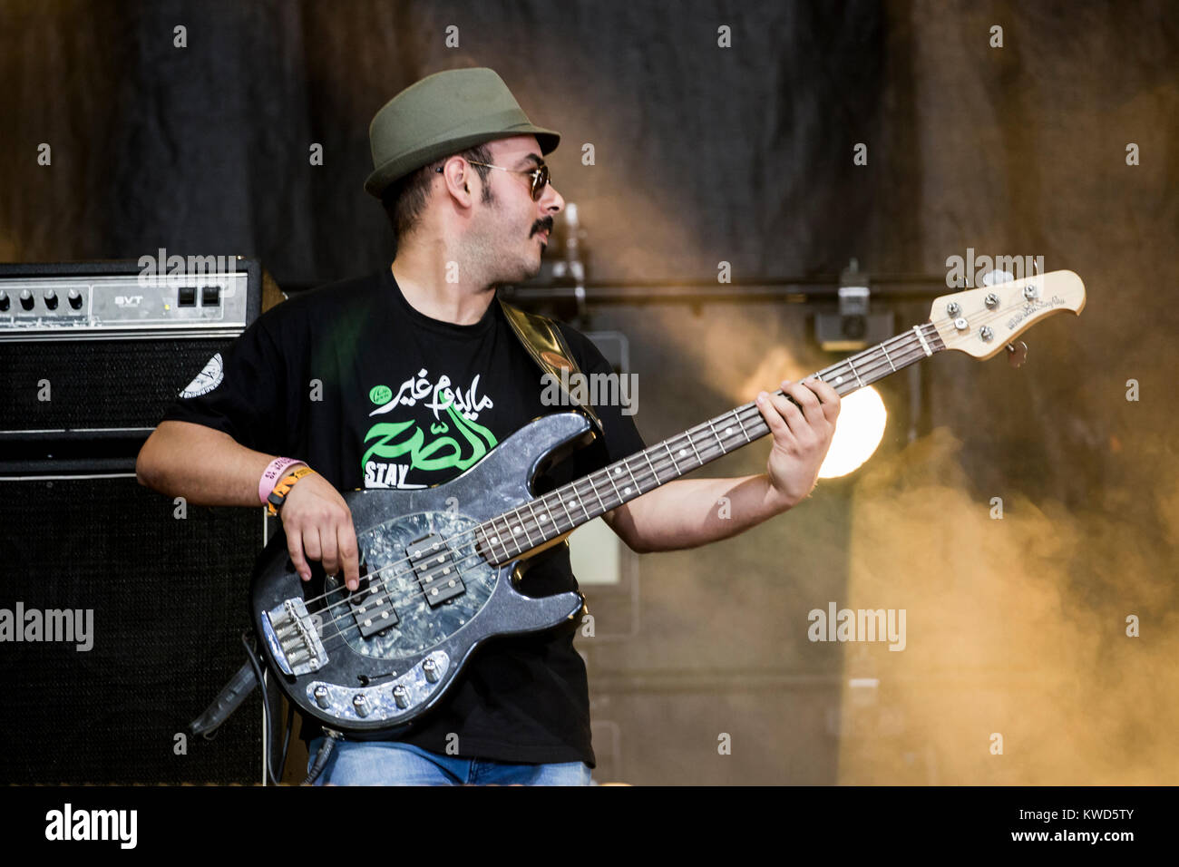Die marokkanischen Gnawa, Reggae und Rock Band Hoba Hoba Spirit führt ein Live Konzert bei den Danish Music festival Roskilde Festival 2013. Hier der Bassist wird dargestellt, live auf der Bühne. Dänemark, 07.07 2013. Stockfoto