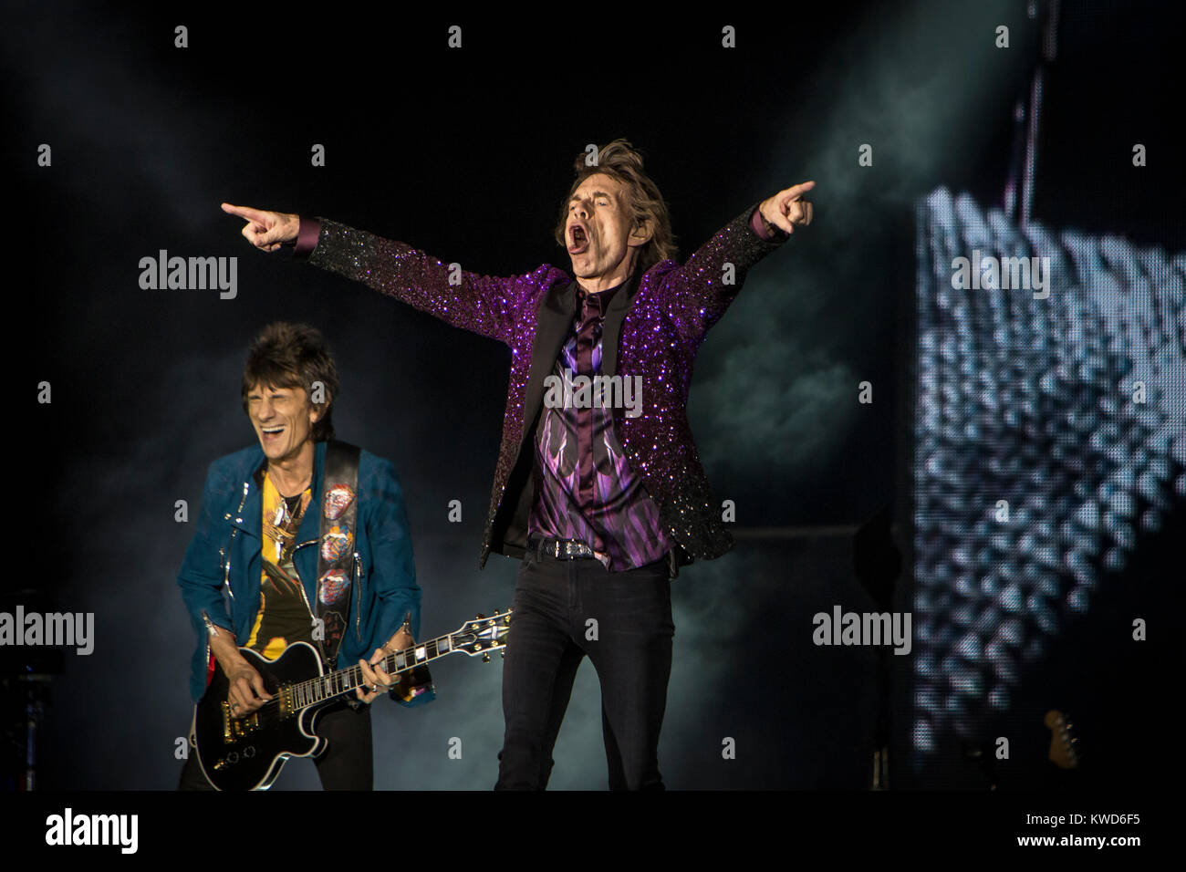 Die legendäre englische Band The Rolling Stones führt ein Live Konzert in der Orange Stage beim Roskilde Festival 2014. Hier Sänger und Songwriter Mick Jagger wird dargestellt, live auf der Bühne mit Ronnie Wood im Hintergrund. Dänemark, 03.07.2014. Stockfoto