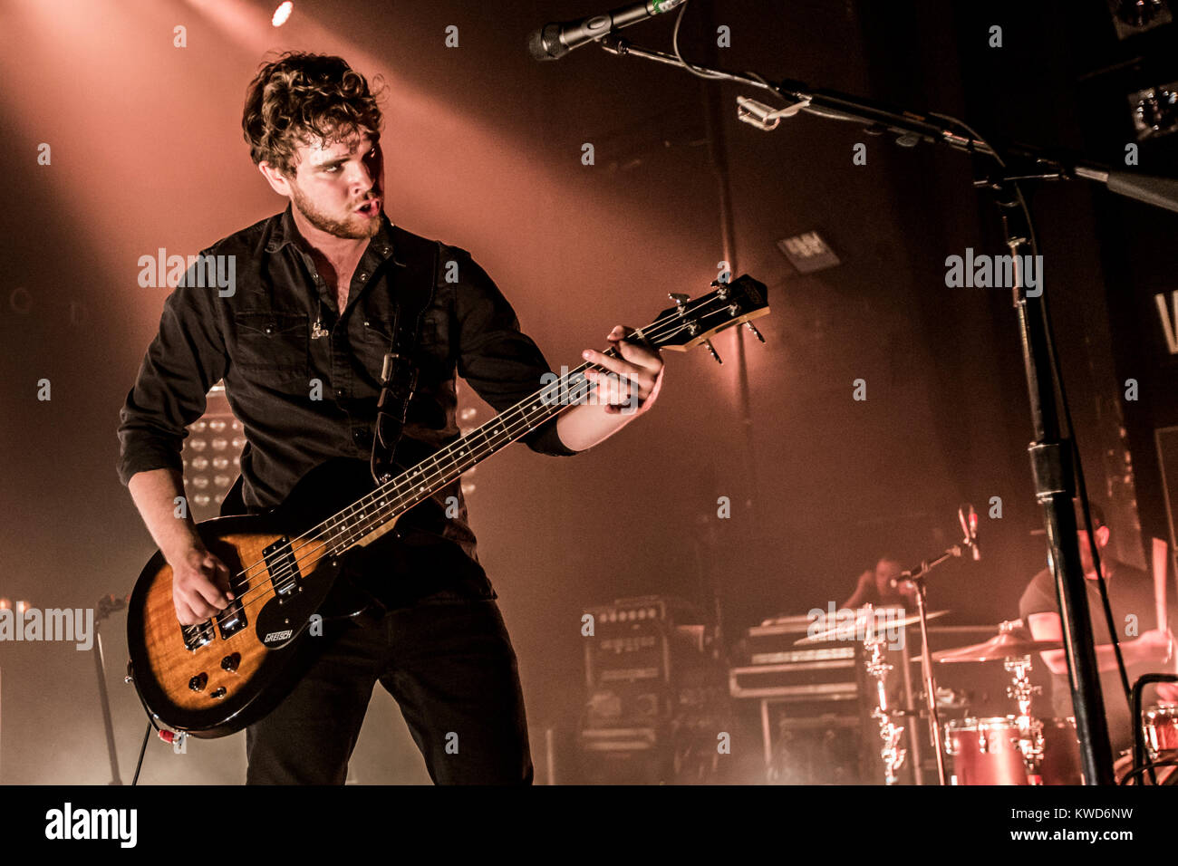 Die britische Rock duo Royal Blut besteht aus Sänger und Bassist Mike Kerr (dargestellt) und Drummer Ben Thatcher. Hier die garage rock Duo ist auf einem Live-konzert bei VEGA in Kopenhagen gesehen. Dänemark, 22.03 2015. Stockfoto