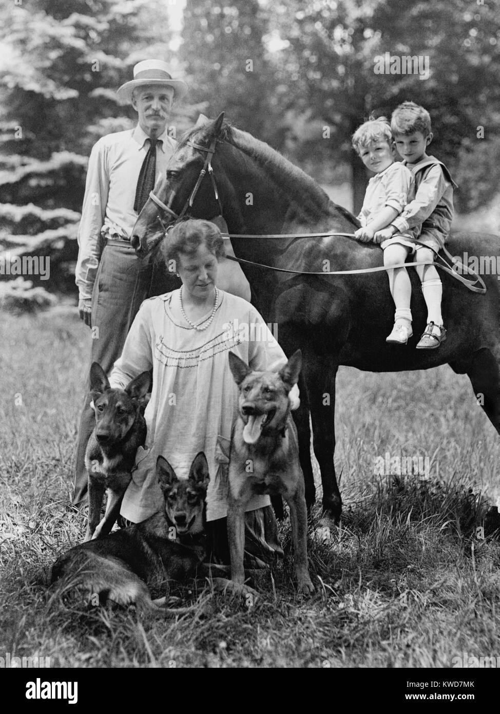 Gifford Pinchot mit seiner Familie, Ca. 1922, als er erfolgreich für den Gouverneur von Pennsylvania, lief. Er traf Cornelia Bryce durch ihren gegenseitigen Freund Theodore Roosevelt und sie 1913 heiratete. Auf dem Pony ist ihr Sohn, Gifford Pinchot, Bryce und sein Freund. (BSLOC 2015 16 104) Stockfoto