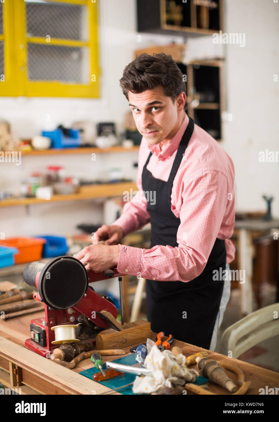 Erwachsene Mann carpentering in Werkstatt und mit kleinen manuelle Drehmaschine Stockfotografie