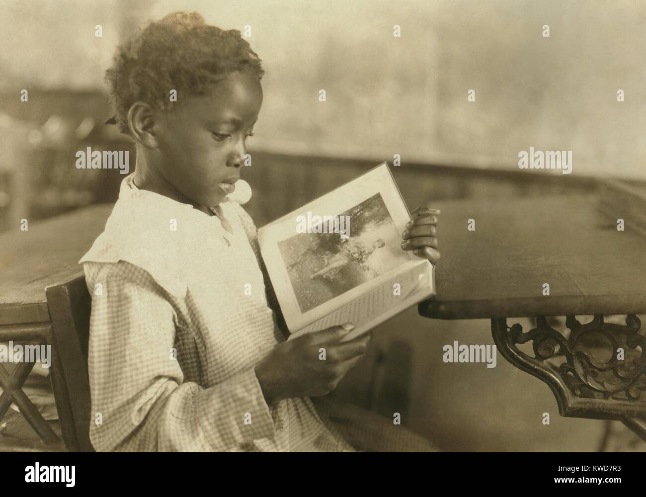 Junge Mädchen lesen ein Bildband in angenehmen grünen Schule in der Nähe von Marlinton, West Virginia. Die 1-zimmer Schule war eine der besten Schulen für afrikanische Amerikaner in Pocahontas County. Okt. 1921. Foto von Lewis Hine. (BSLOC 2015 16 131) Stockfoto