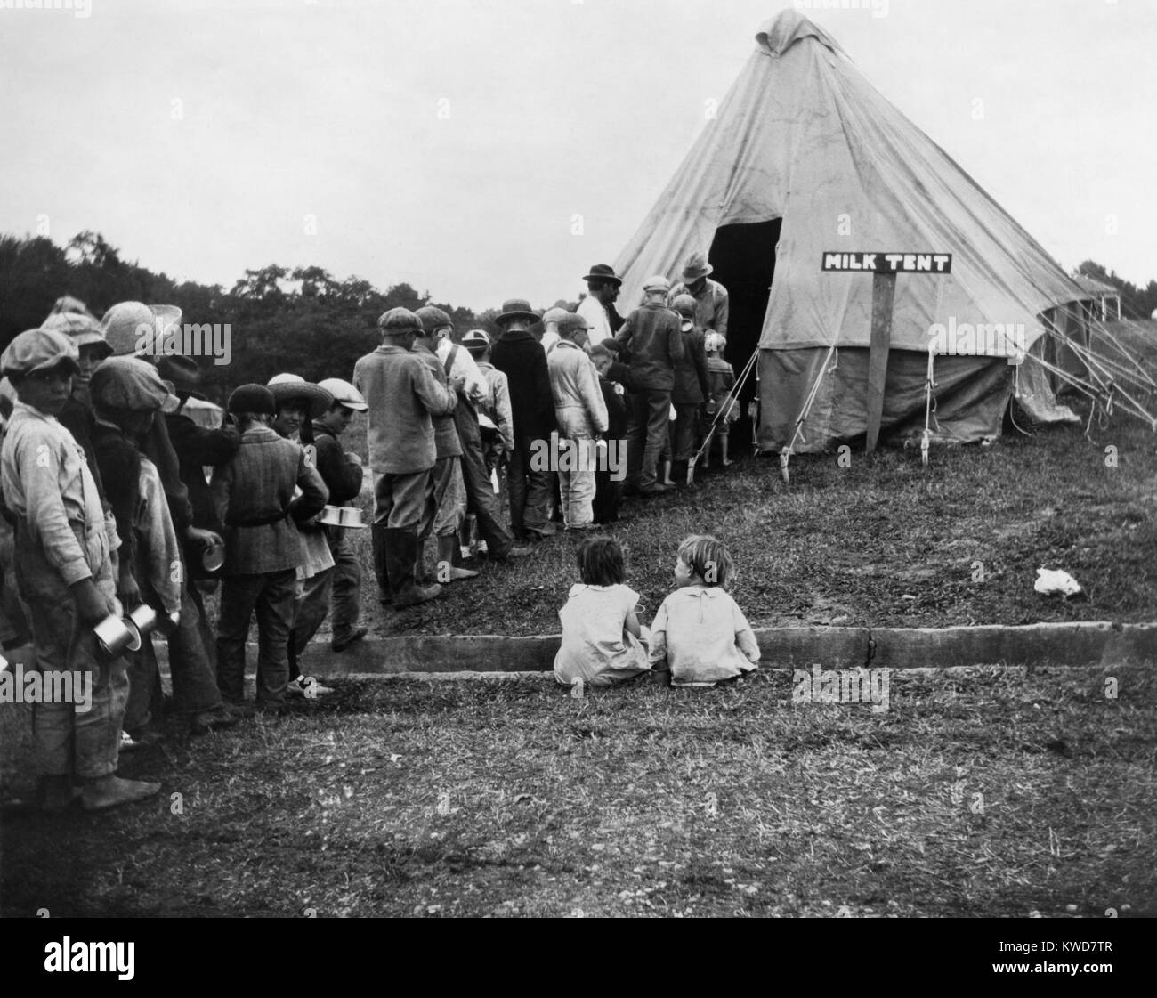 Weiße Kinder in der Linie für Milch während des 1927 Mississippi River flood. In Vicksburg National Military Park. Rotes Kreuz Flüchtlingslager wurden getrennt und in der Regel eine bessere Qualität für Weiß. (BSLOC 2015 16 166) Stockfoto