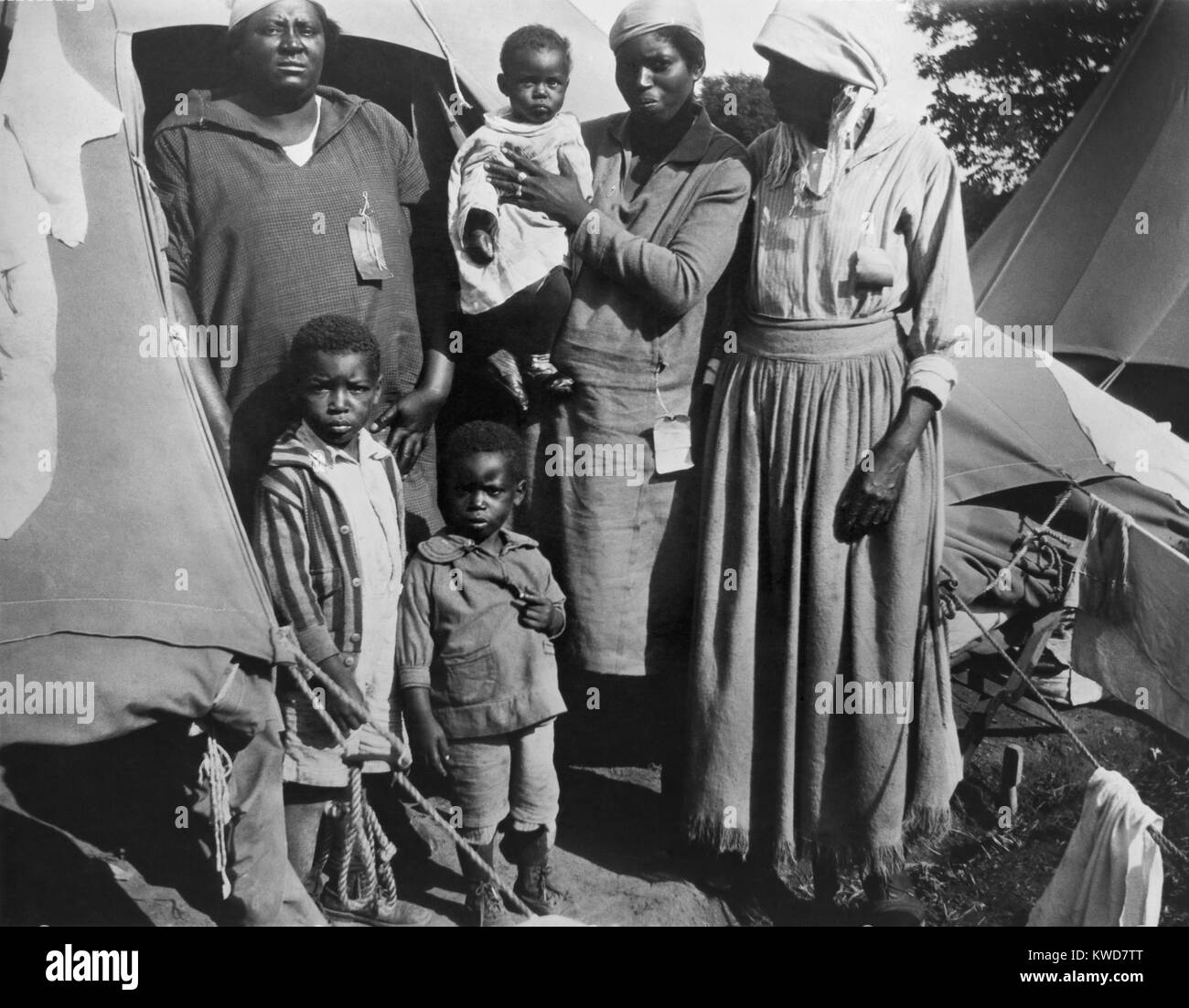 Afrikanische amerikanische Frauen mit drei Kindern während der 1927 Mississippi River flood. Das Rote Kreuz zur Verfügung Entlastung bei getrennten Flüchtlingslager auf der Vicksburg National Military Park. (BSLOC 2015 16 167) Stockfoto