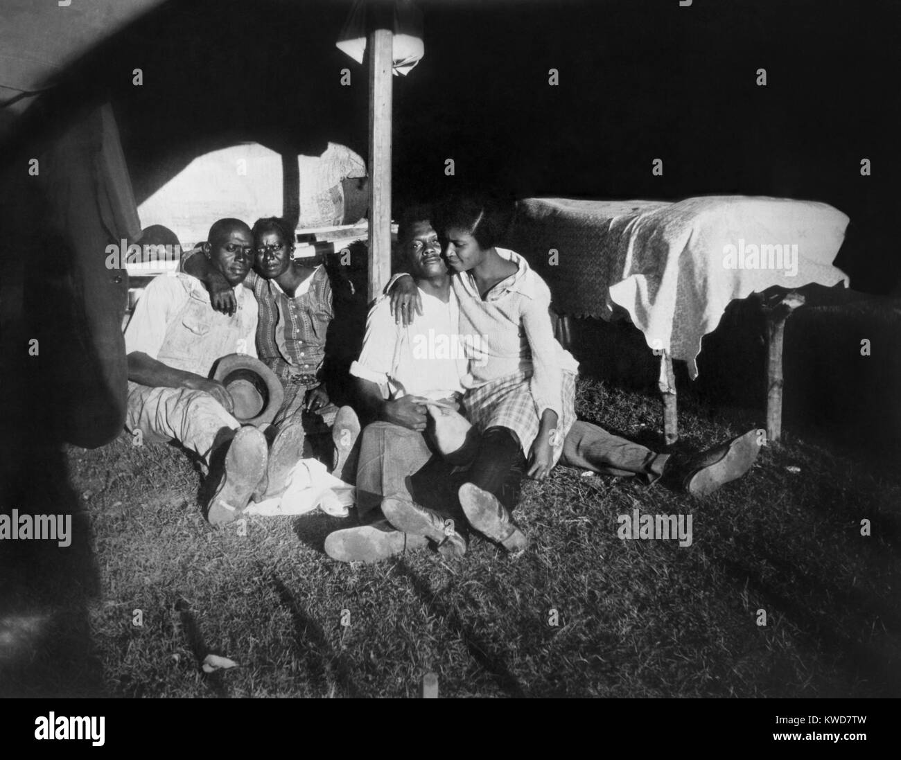 Zwei afrikanische amerikanische Paare im Zelt, während der 1927 Mississippi River flood. In einem Flüchtlingslager auf dem Vicksburg National Military Park. (BSLOC_2015_16_168) Stockfoto