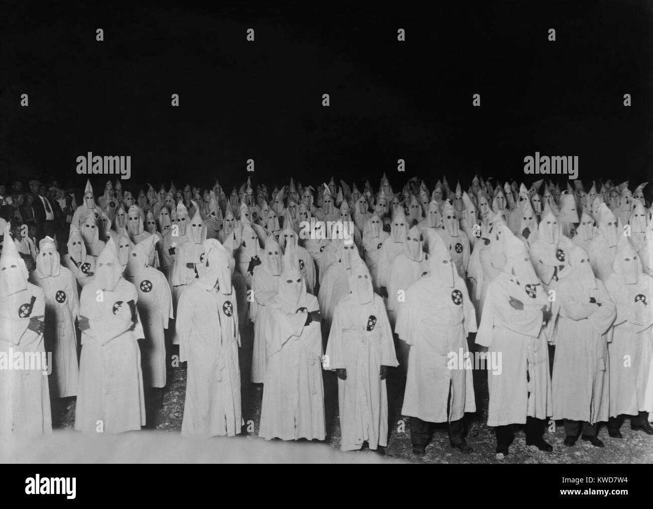 Nächtliche Zusammenkunft von bekleidet und mit kapuze Ku Klux Klan Männer in 1921-1922. Foto von nationalen Foto- und war wahrscheinlich innerhalb von 100 Meilen von Washington, D.C. (BSLOC 2015 16 172) Stockfoto