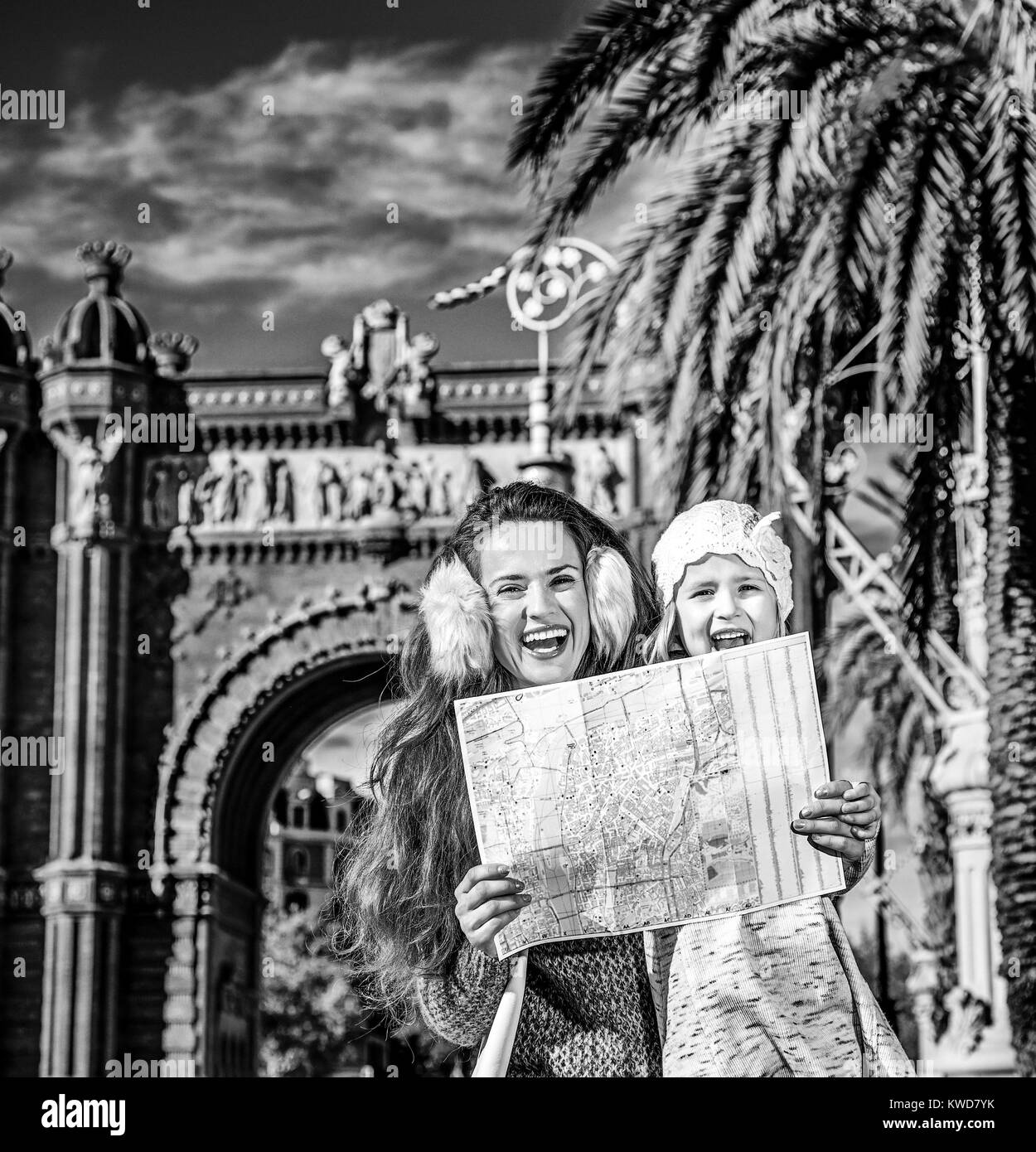 in Barcelona für einen perfekten Winter. Porträt von glücklich trendige Mutter und Tochter in der Nähe von Arc de Triomf in Barcelona, Spanien mit Karte Stockfoto