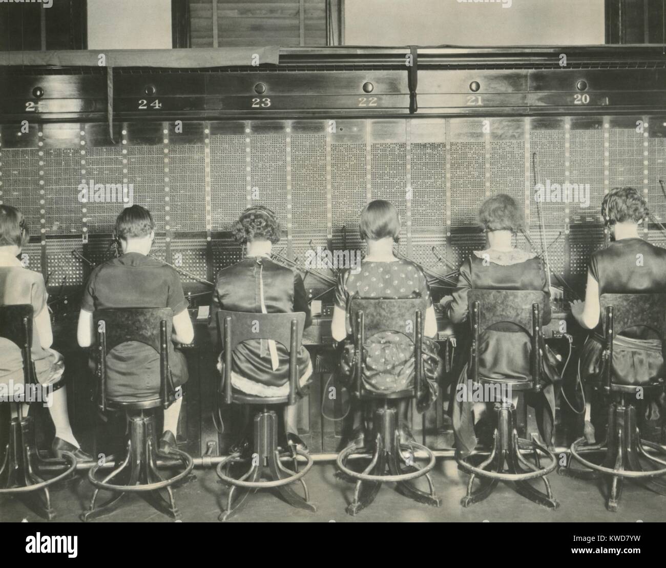 Rückansicht der jungen Frauen Telefonzentrale. Washington, D.C., den 7. April 1927. (BSLOC 2015 16 224) Stockfoto