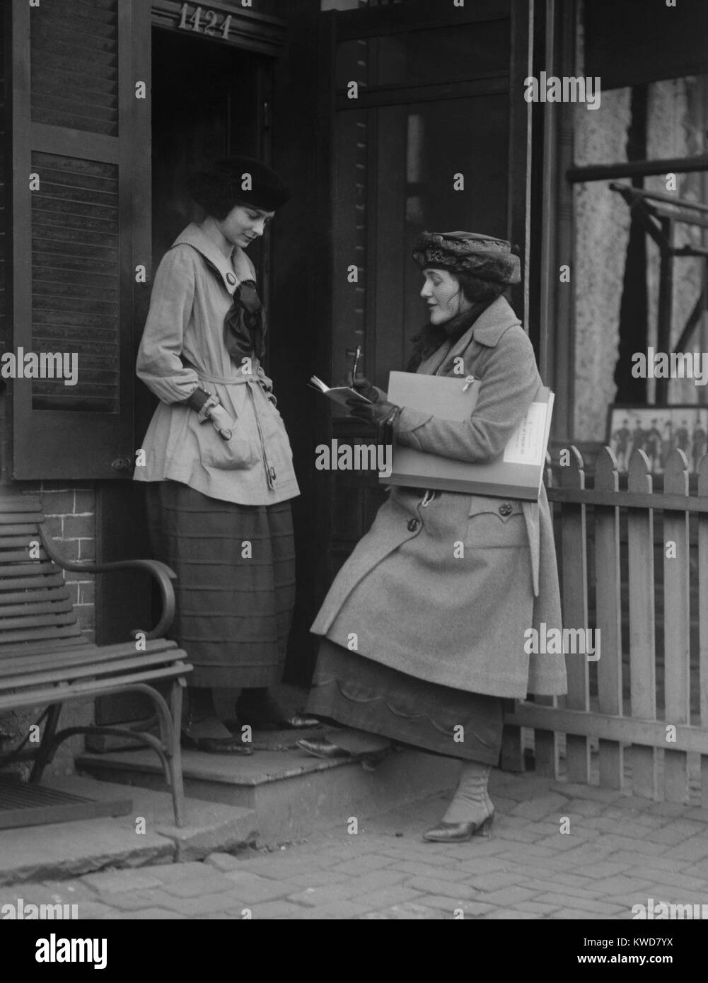 Junge Frauen arbeiten als U.S. Census taker im Jahre 1920. Washington, D.C., Nähe. (BSLOC 2015 16 225) Stockfoto