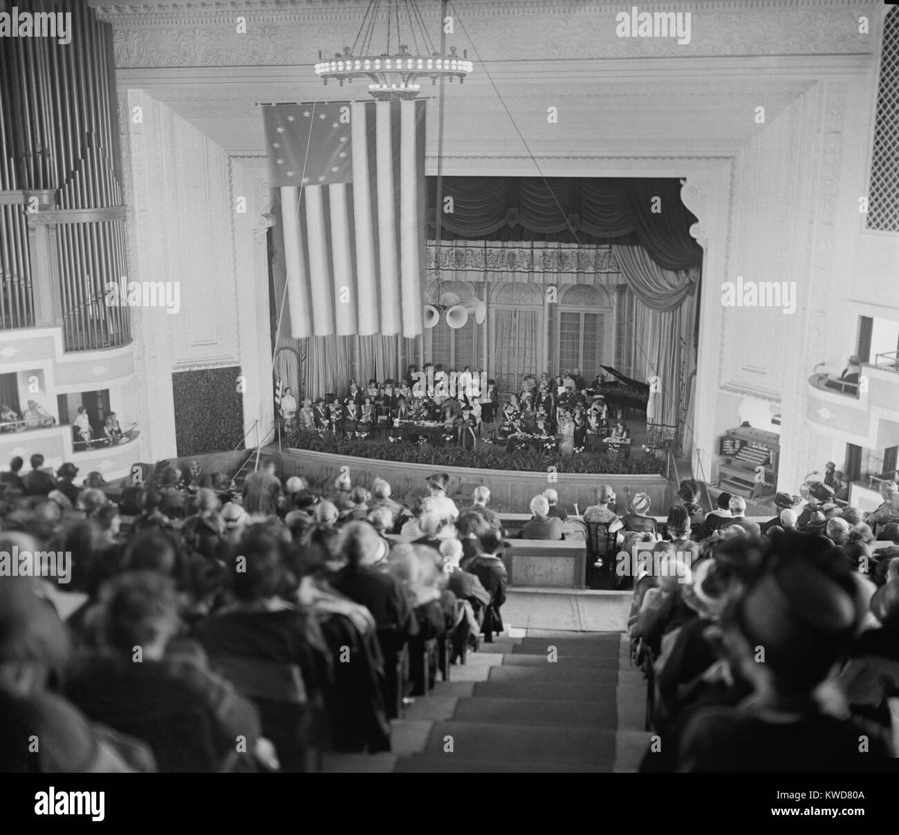 Frauen an der Eröffnung der Töchter der amerikanischen Revolution Kongress. April 20, 1925, Washington, D.C. (BSLOC 2015 16 234) Stockfoto