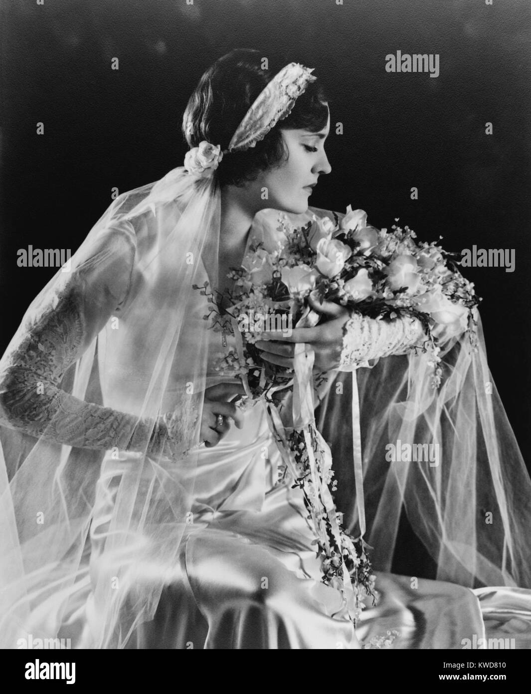 Frau, Hochzeit Kleid, mit Blumen, 1932. (BSLOC 2015 16 247) Stockfoto