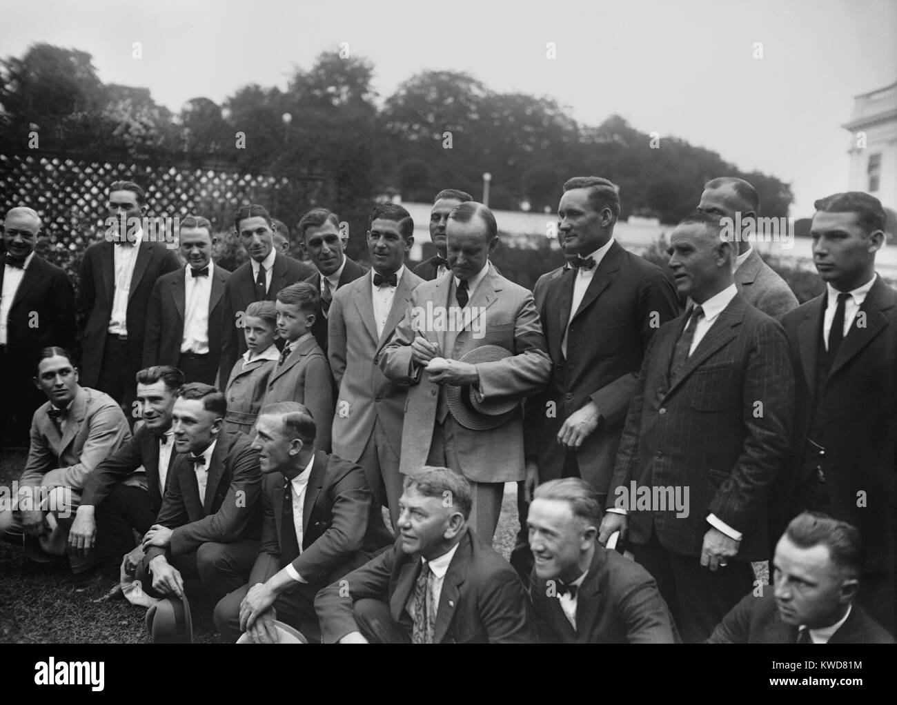 Präsident Calvin Coolidge Autographierend ein Baseball für Star Krug, Walter Johnson. Sept. 5, 1924. Im Oktober Johnson führte die Washington Nationals/Senatoren zu einem World Series Championship 1924. (BSLOC 2015 16 30) Stockfoto