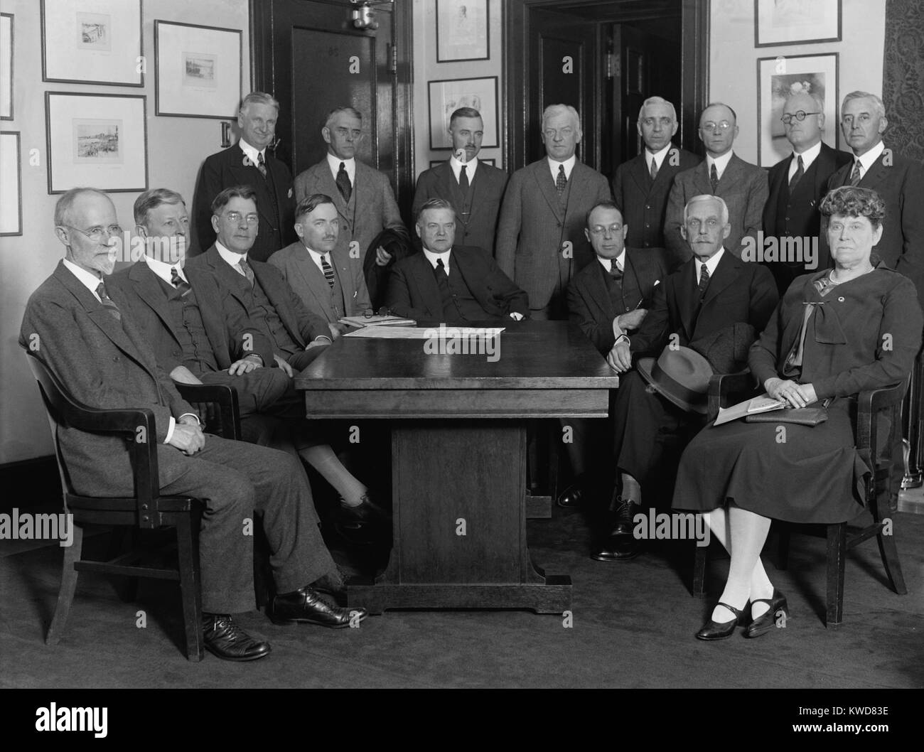 Herbert Hoover unter der Leitung der Flut Kommission des Roten Kreuzes bei den Hilfsaktionen im Jahr 1927 zu unterstützen. Mitglieder enthalten die Sekretäre der Abteilungen des Treasury, Krieg, und die Marine und die Mitglieder des Roten Kreuzes. (BSLOC 2015 16 68) Stockfoto
