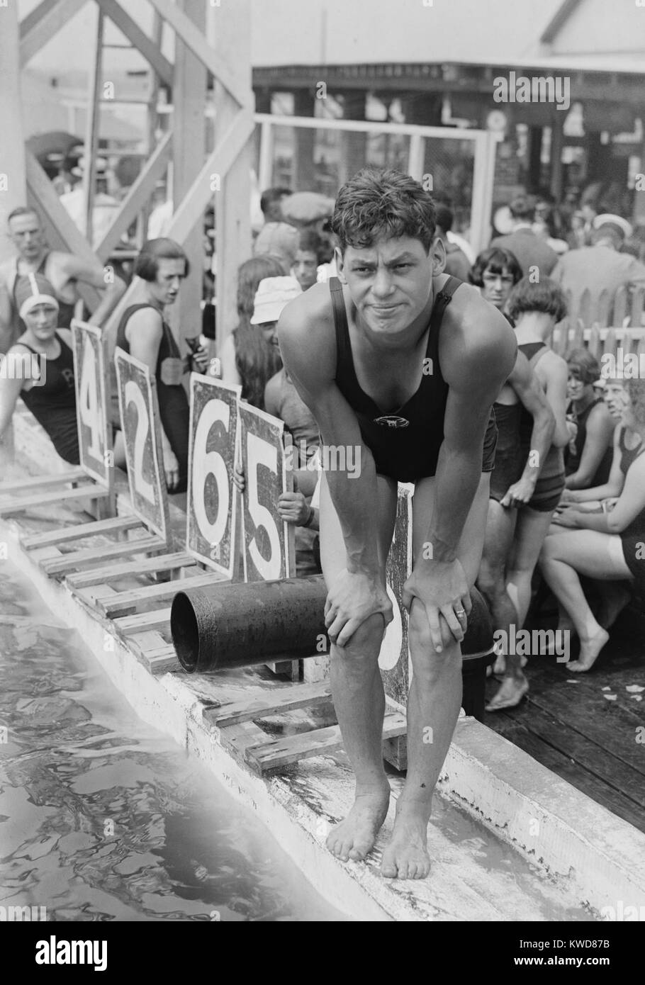 Johnny Weissmuller zu wettbewerbsfähigen schwimmen Veranstaltung in den 1920er Jahren. Nachdem sie fünf olympischen Goldmedaillen und einer Bronzemedaille bei den Olympischen Spielen 1924-1928, gründete er ein zweites Mal Ruhm durch das Spielen von Tarzan in den Filmen der 1930er und 1940er Jahre. (BSLOC 2015 17 140) Stockfoto