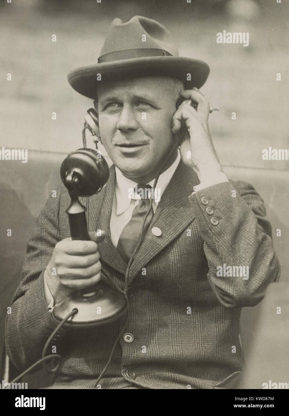 Sport Journalist Grantland Rice mit Telefon Mikrofon in den 1920er Jahren. Reis schrieb seine syndizierte Spalte, die SPORTLIGHT, für die New York Tribune. (BSLOC 2015 17 148) Stockfoto
