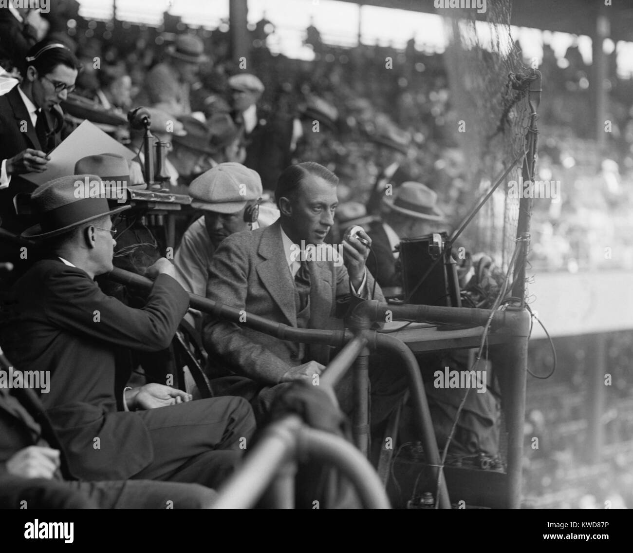 Graham McNamee des Rundfunks 1924 World Series von Griffith Stadium. Die Washington Senatoren besiegten die New York Giants in sieben Spielen. (BSLOC 2015 17 149) Stockfoto