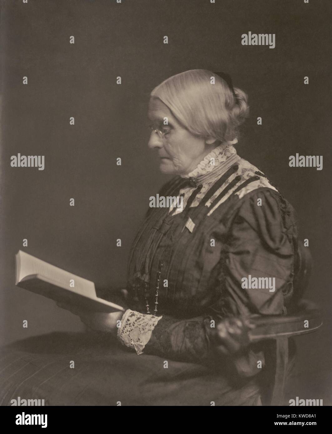 Susan B. Anthony Sitzen und ein Buch lesen, Ca. 1900. Im Jahr 1820 geboren, feierte sie ihr 80. Geburtstag im Weißen Haus auf Einladung des Präsidenten William McKinley. (BSLOC 2015 17 195) Stockfoto