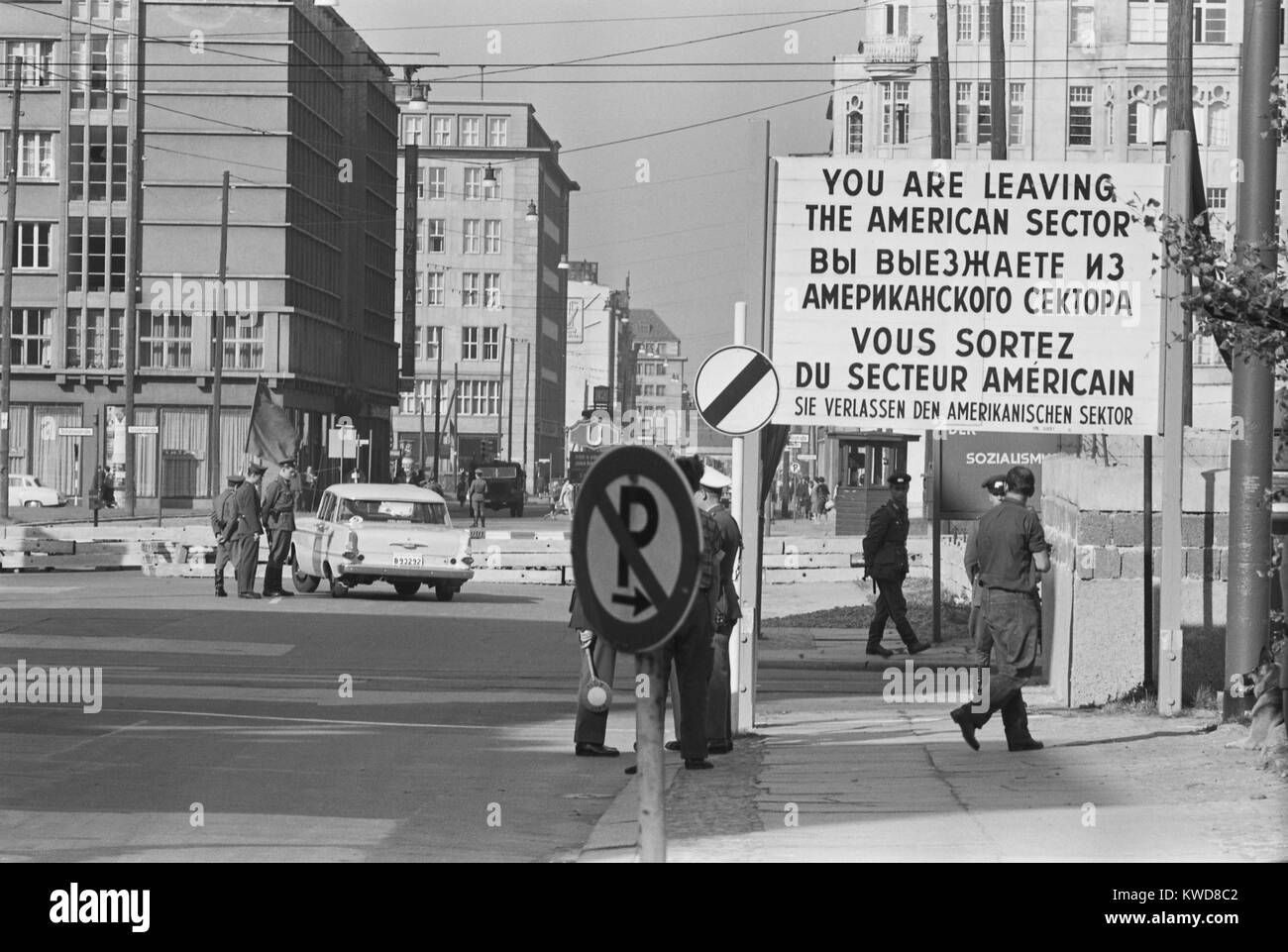 Grenzübergang in West Berlin, mit der Aufschrift "Sie verlassen den amerikanischen Sektor" sind in vier Sprachen. Oktober 1961. Udssr provoziert die Berliner Krise 1961 durch den Rückzug der westlichen Streitkräfte von West Berlin. Wenn sie sich weigerten, die DDR die Berliner Mauer errichtet. (BSLOC 2015 17 232) Stockfoto