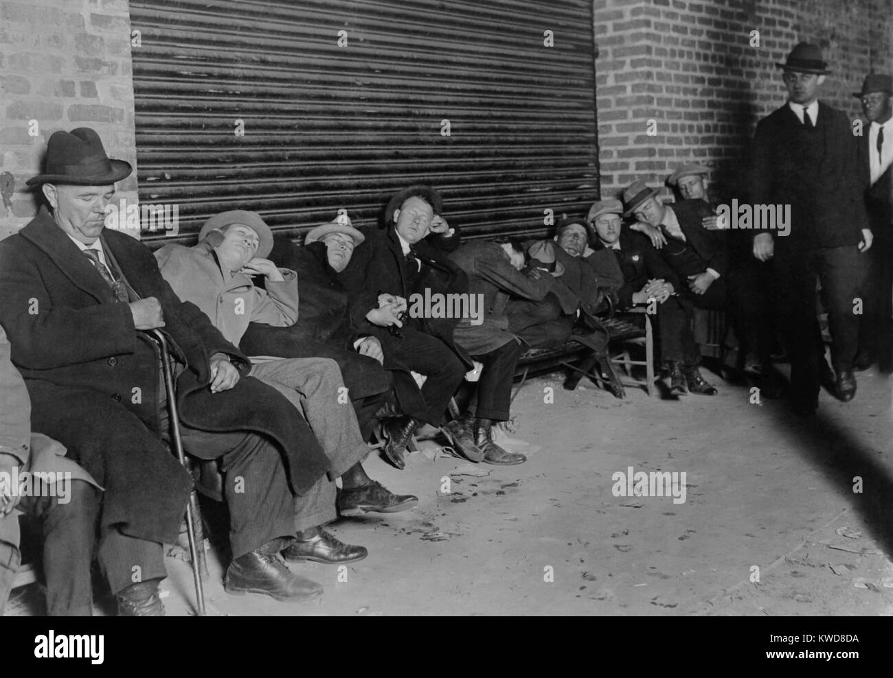 Männer in Anzügen Sitzen und Schlafen in der Linie für Tickets für das Eröffnungsspiel der 1924 World Series. Washington, D.C., Oktober 3, 1924. Die Washington Senatoren schlagen die New York Giants in sieben Spielen. (BSLOC 2015 17 4) Stockfoto