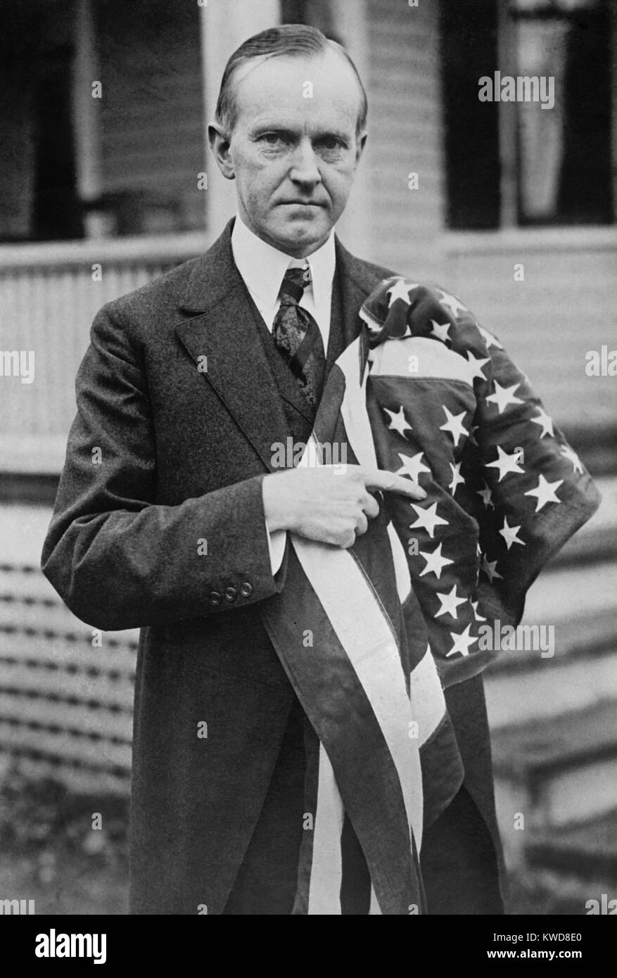 Präsident Calvin Coolidge Holding eine amerikanische Flagge. Mai 2, 1924. (BSLOC 2015 15 96) Stockfoto