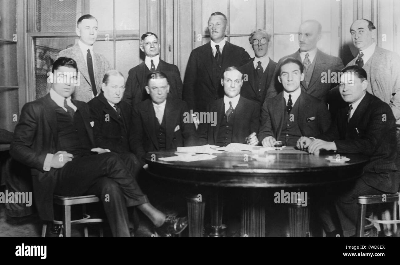 Ankündigung der Georges Carpentier & Jack Dempsey Kampf im Jahr 1921. Sitzt, L-R: Jack Dempsey; Nicht identifizierte; Jack Kearns, Manager; Tex Rickard, Promoter, Georges Carpentier, nicht identifizierte. (BSLOC 2015 17 55) Stockfoto