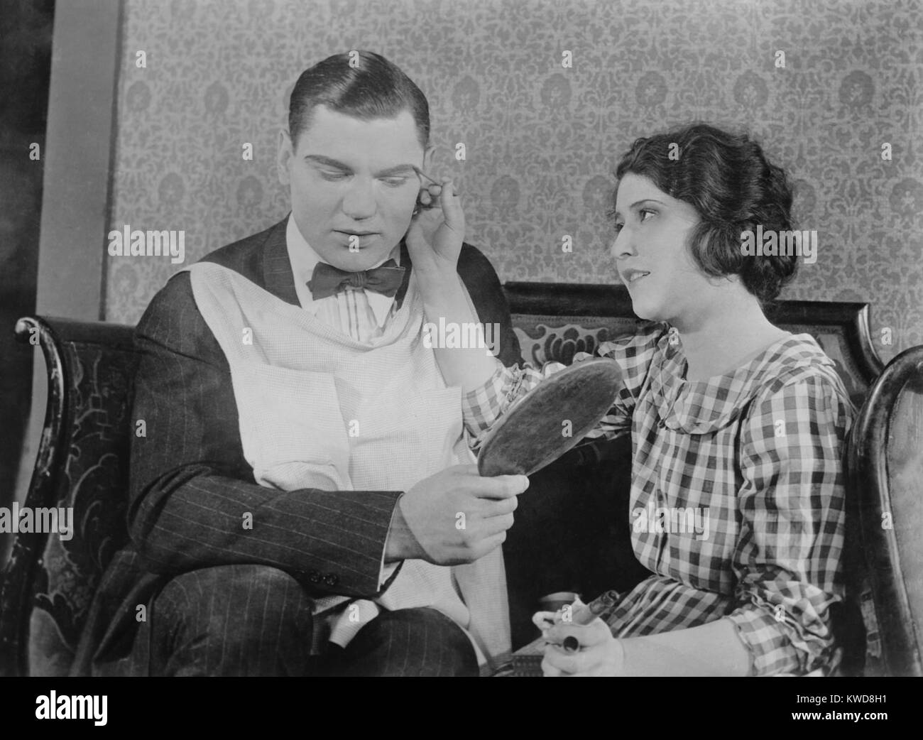 Ehemalige heavyweight Champion Boxer Jack Dempsey hat Make-up aufgetragen. Nach dem Boxen, die er in einem halben Dutzend Schweigen und Reden gespielt. Ca. 1920. (BSLOC 2015 17 77) Stockfoto