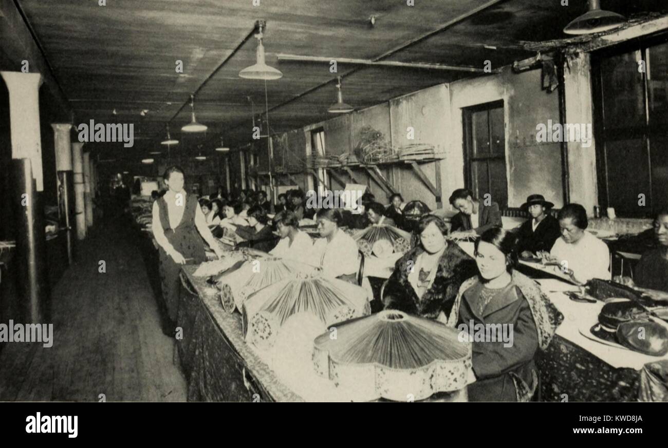 Afrikanische amerikanische Frauen in einem Lampenschirm Fabrik in Chicago arbeiten, Ca. 1920. Etwa 40 Frauen in einem Sweatshop überwacht durch eine weiße Frau gearbeitet. (BSLOC 2015 16 136) Stockfoto