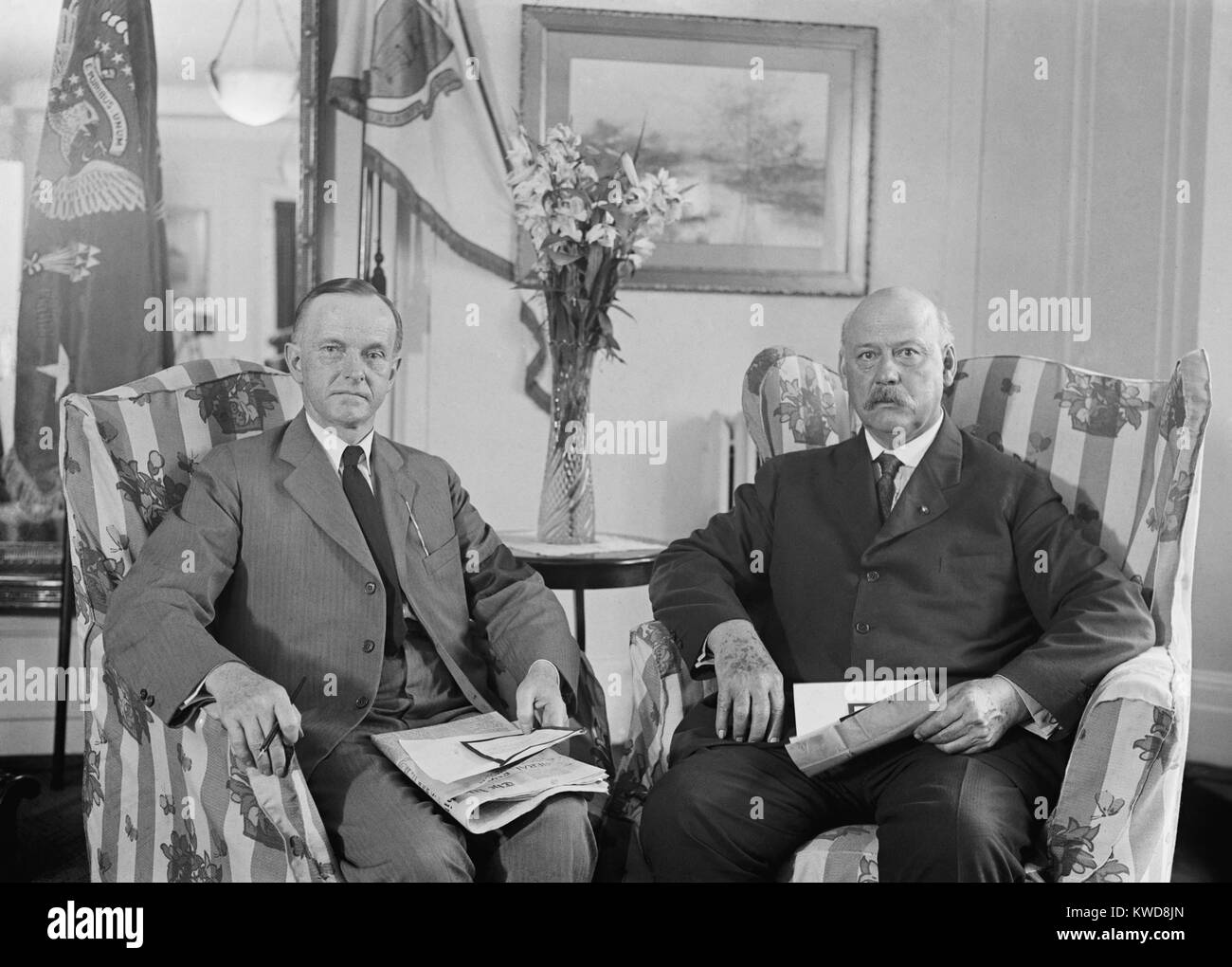 Präsident Calvin Coolidge Treffen mit dem Sekretär des Krieges, John Wochen, am 3. August 1923. Sie trafen sich im Coolidge Wohnsitz der Familie im Willard Hotel. Coolidge wurde Präsident des vorherigen Tages, wenn Warren Harding plötzlich in San Francisco gestorben. (BSLOC 2015 16 14) Stockfoto