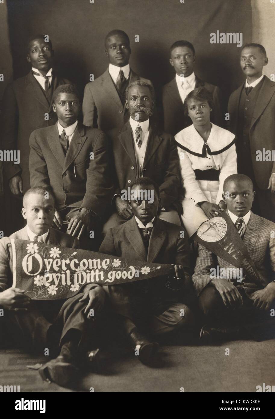 Afrikanische amerikanische Männer und eine Frau mit "Besiege das Böse durch das Gute!' und 'Live Drähte, "Banner. Foto von Arthur S. Bedou von New Orleans von National Urban League Records. Ca. 1915-1925. (BSLOC 2015 16 146) Stockfoto