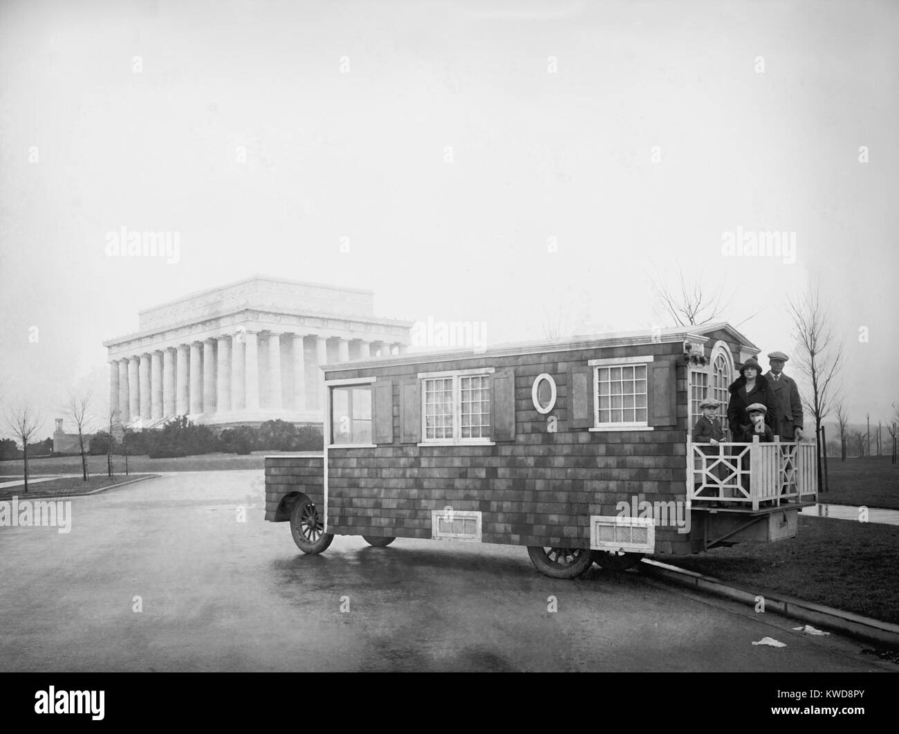 "Bungalow Auto' in der Nähe des Lincoln Memorial in Washington, D.C. Feb 1, 1926 geparkt. Das Haus auf Rädern gehört zu den W.M. O'Donnell & Familie von Detroit (BSLOC 2016 8 106) Stockfoto