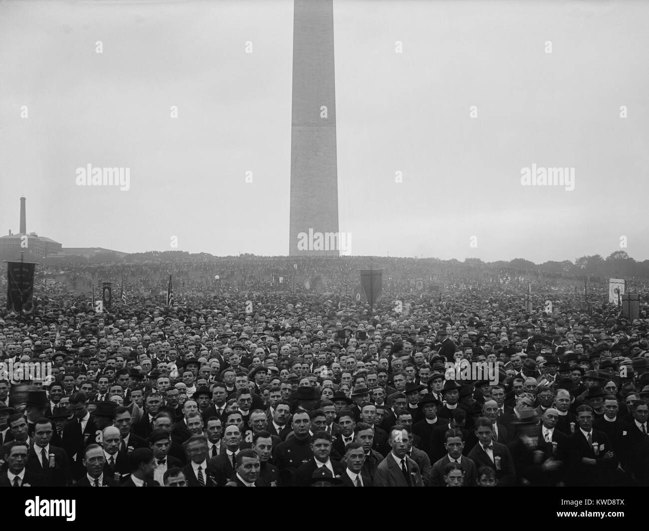 200.000 der 1.500.000 Heiligen Namen Männer in einem Washington, D.C. Parade teilgenommen haben. Am 21. September 1924, sie gedachten 650 Jahre der Heilige Name Gesellschaft, einen Laien Brüderlichkeit der Katholischen Religion (BSLOC 2016 8 127) Stockfoto
